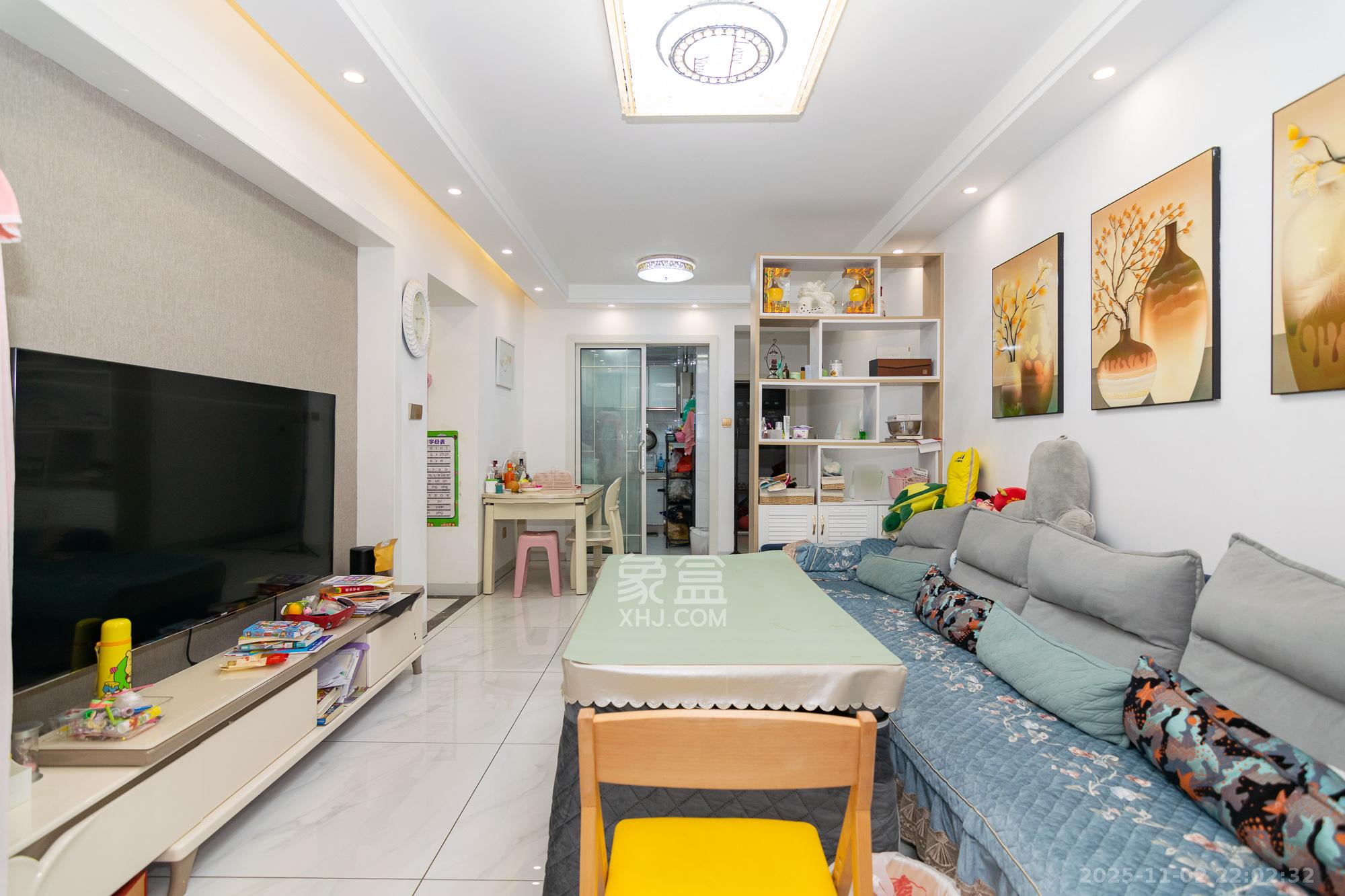 新城国际花都  3室2厅1卫    66.8万客厅