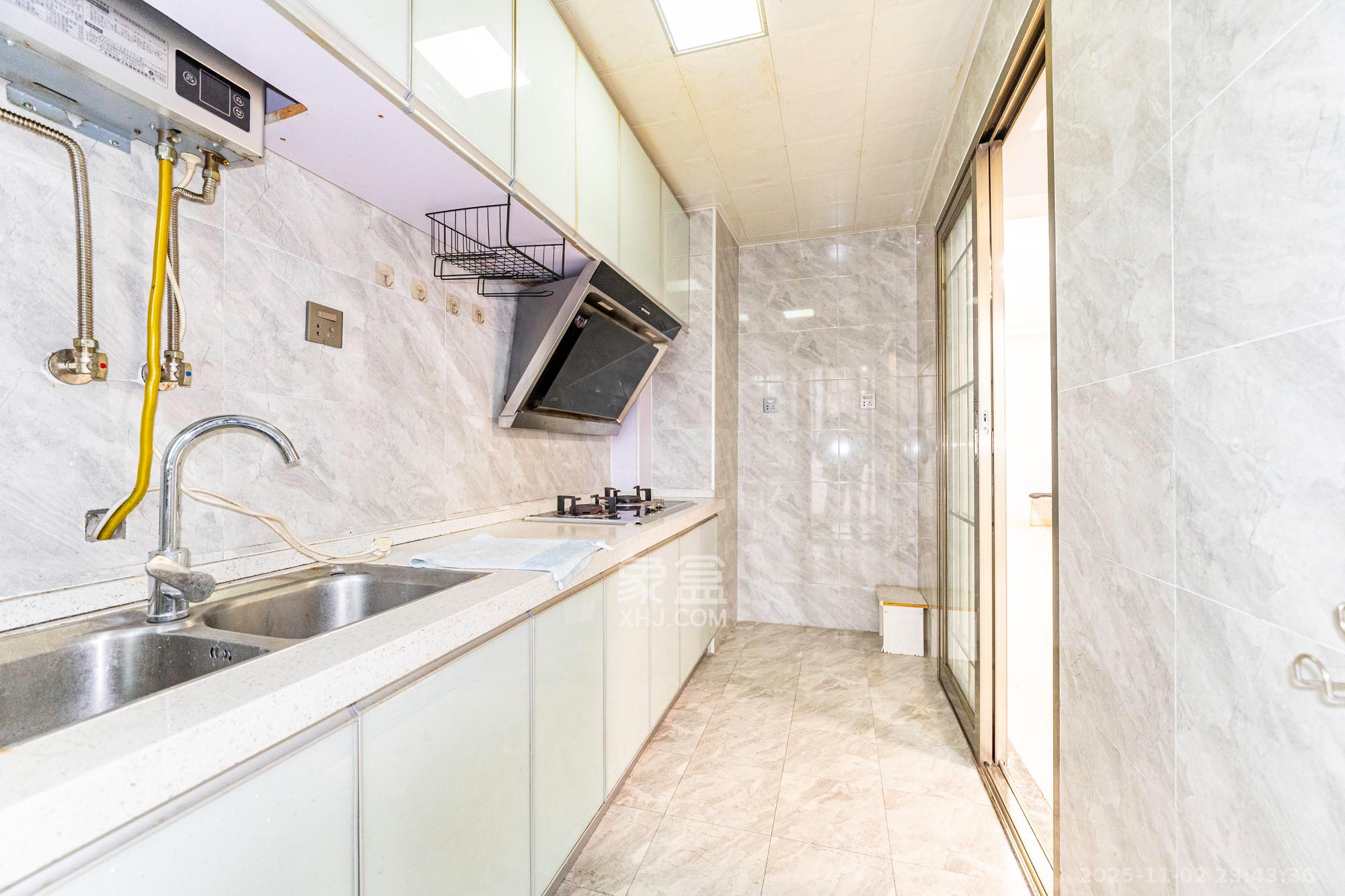 东方美地  3室2厅2卫    78.8万厨房