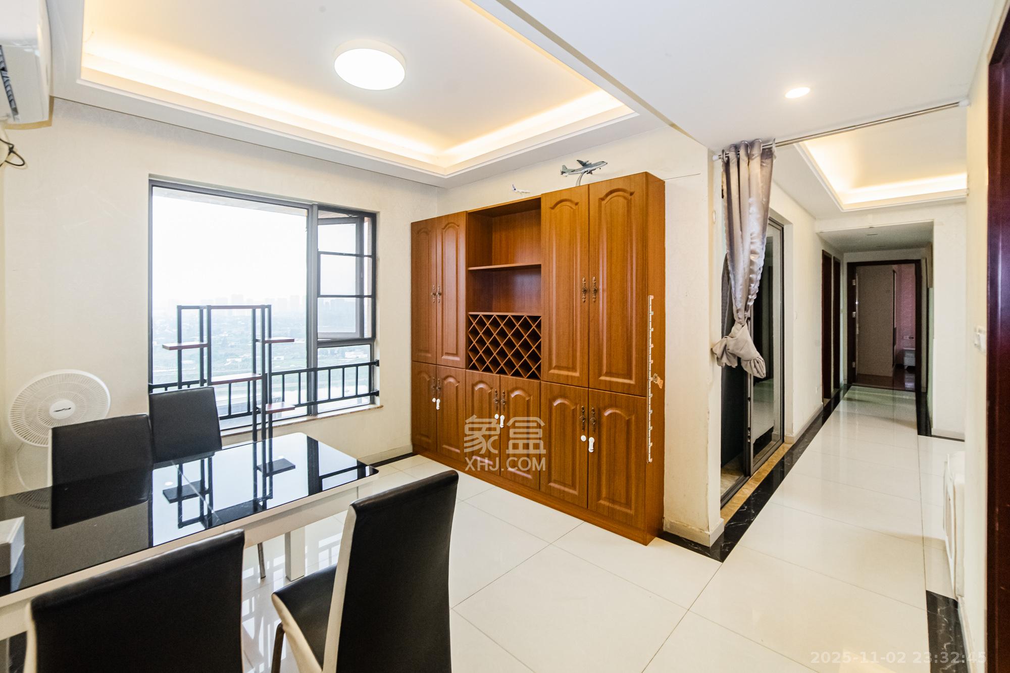 珠江郦城薰衣道 4室2厅2卫 138.0万 珠江郦城薰衣道 4室2厅2卫 138.0万客厅