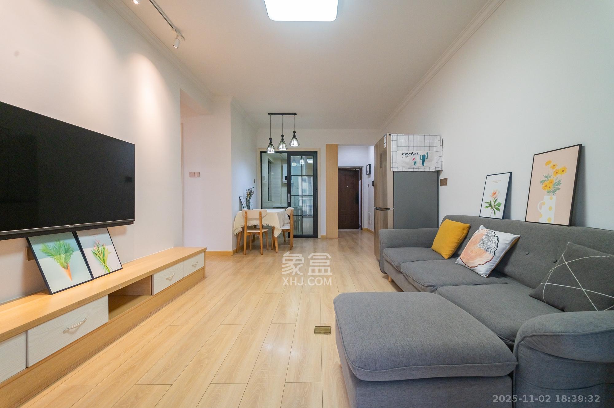 华润置地广场二期  3室2厅2卫    83.8万客厅