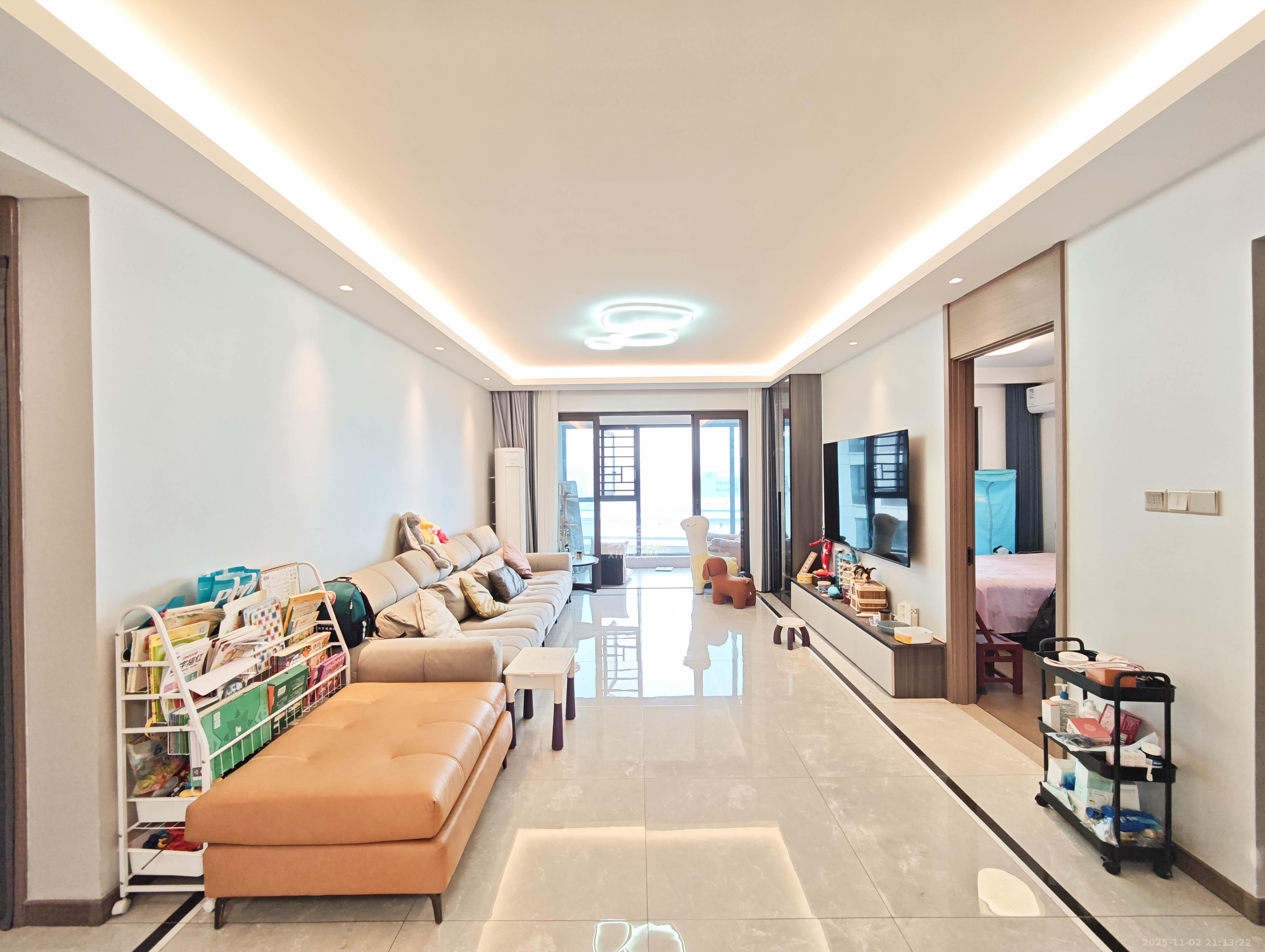 龙湖日盛奕境  4室2厅2卫    135.0万客厅