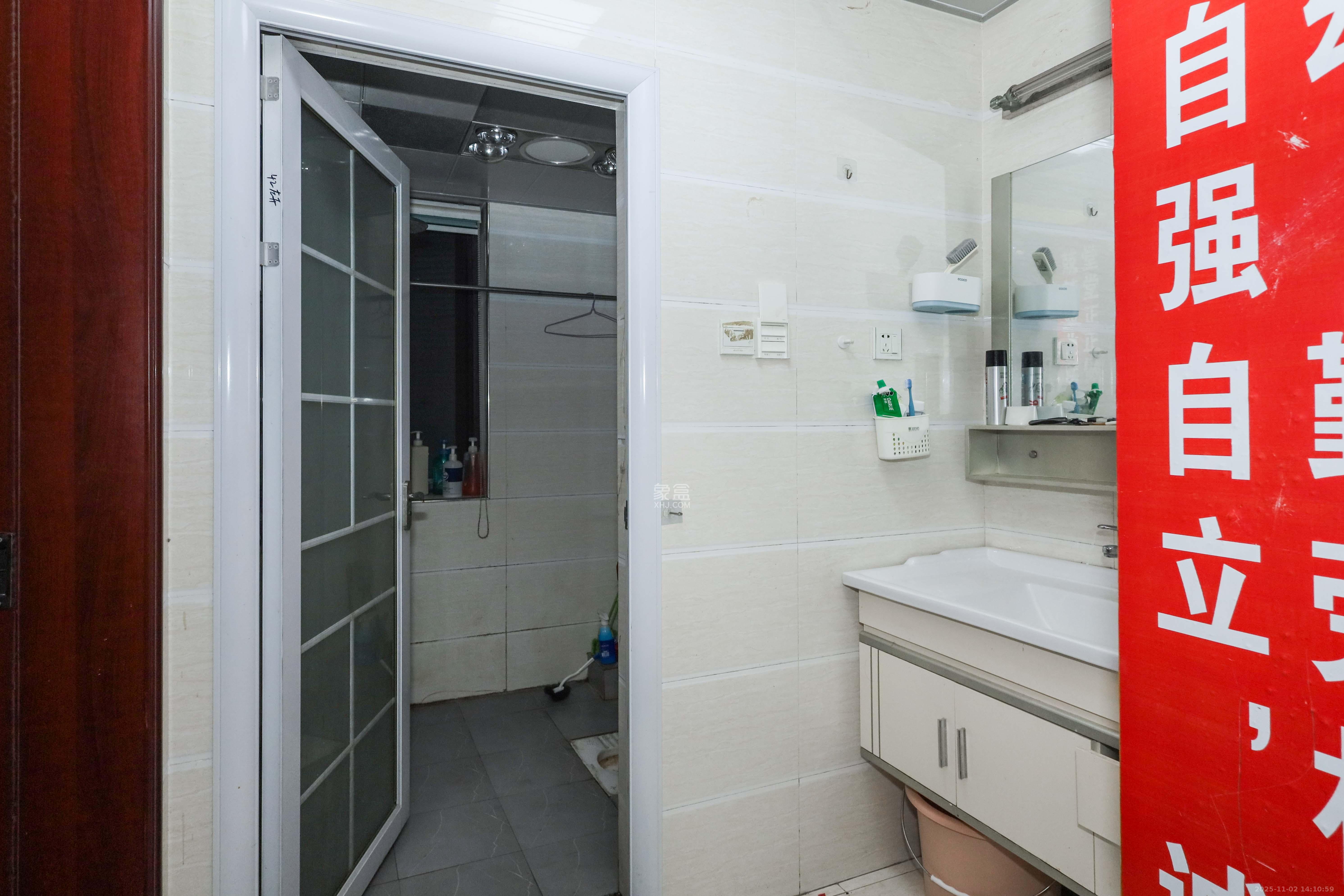 保利麓谷林语F区 3室2厅1卫 79.8万 保利麓谷林语F区 3室2厅1卫 79.8万卫生间