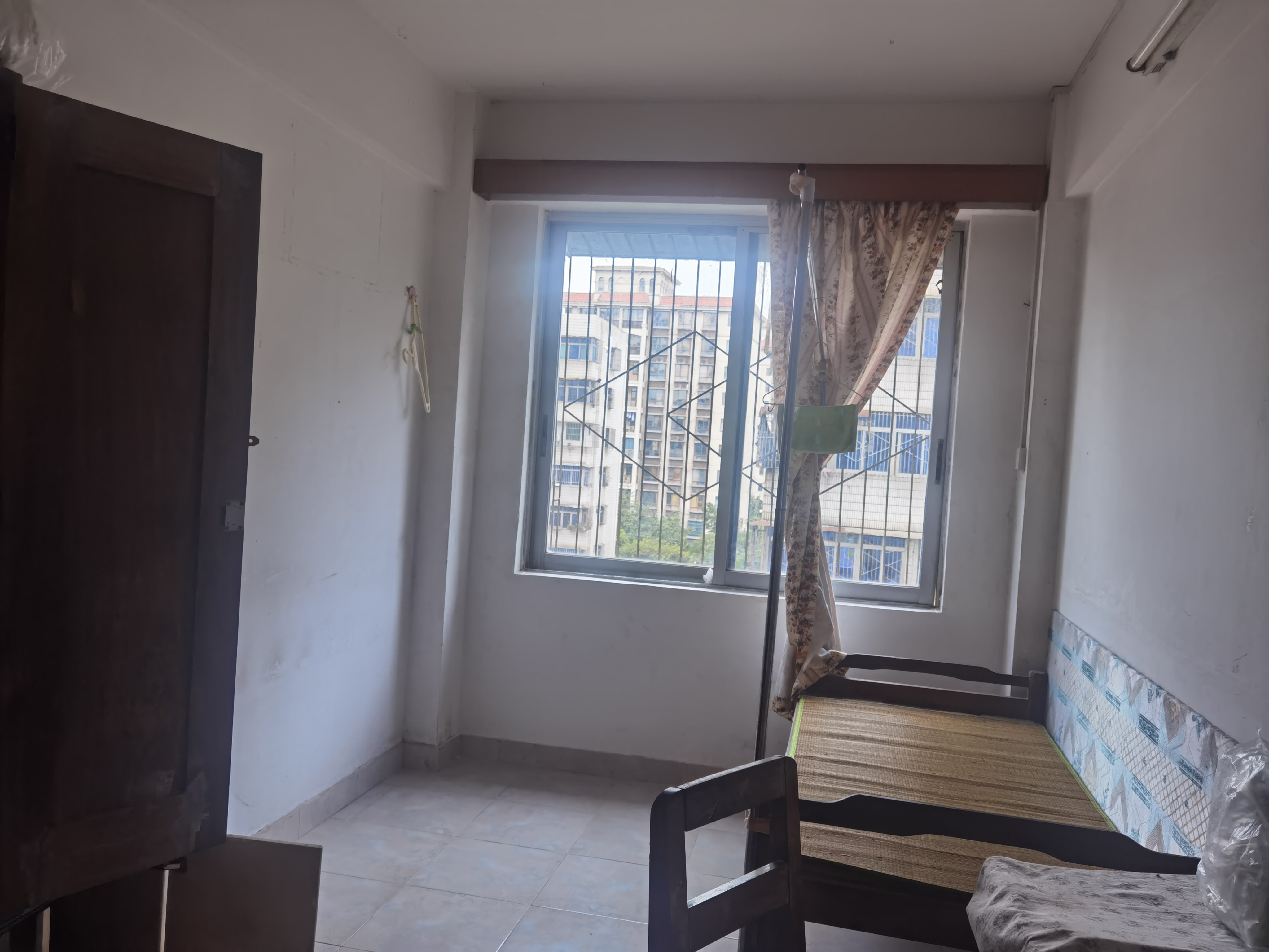 海南省汽车制配厂宿舍（海秀路汽车西站旁）  1室0厅0卫    92.0万客厅