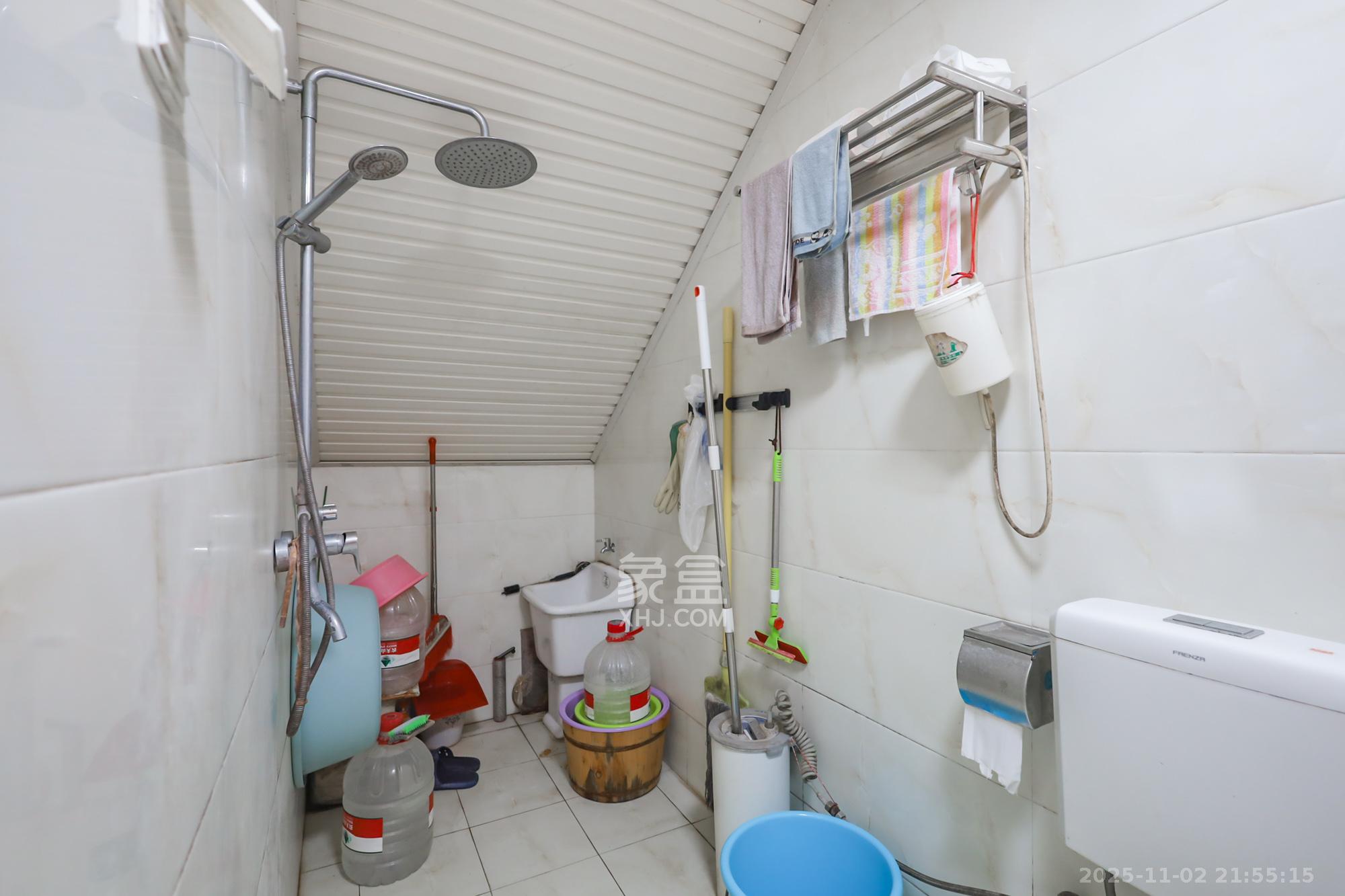 世茂铂翠湾二期  4室2厅2卫    218.0万卫生间