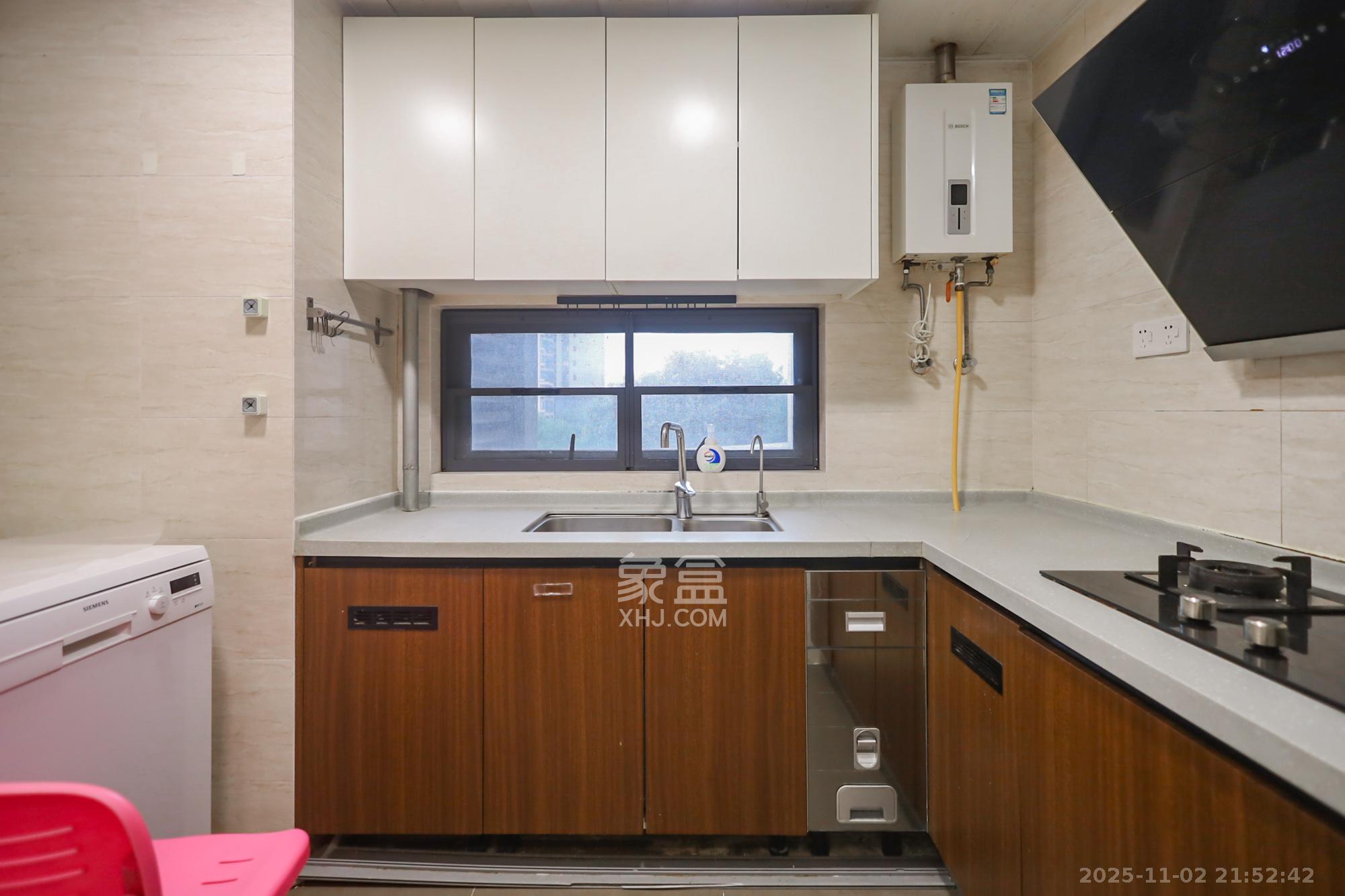 万科里金域国际  4室2厅2卫    235.0万厨房