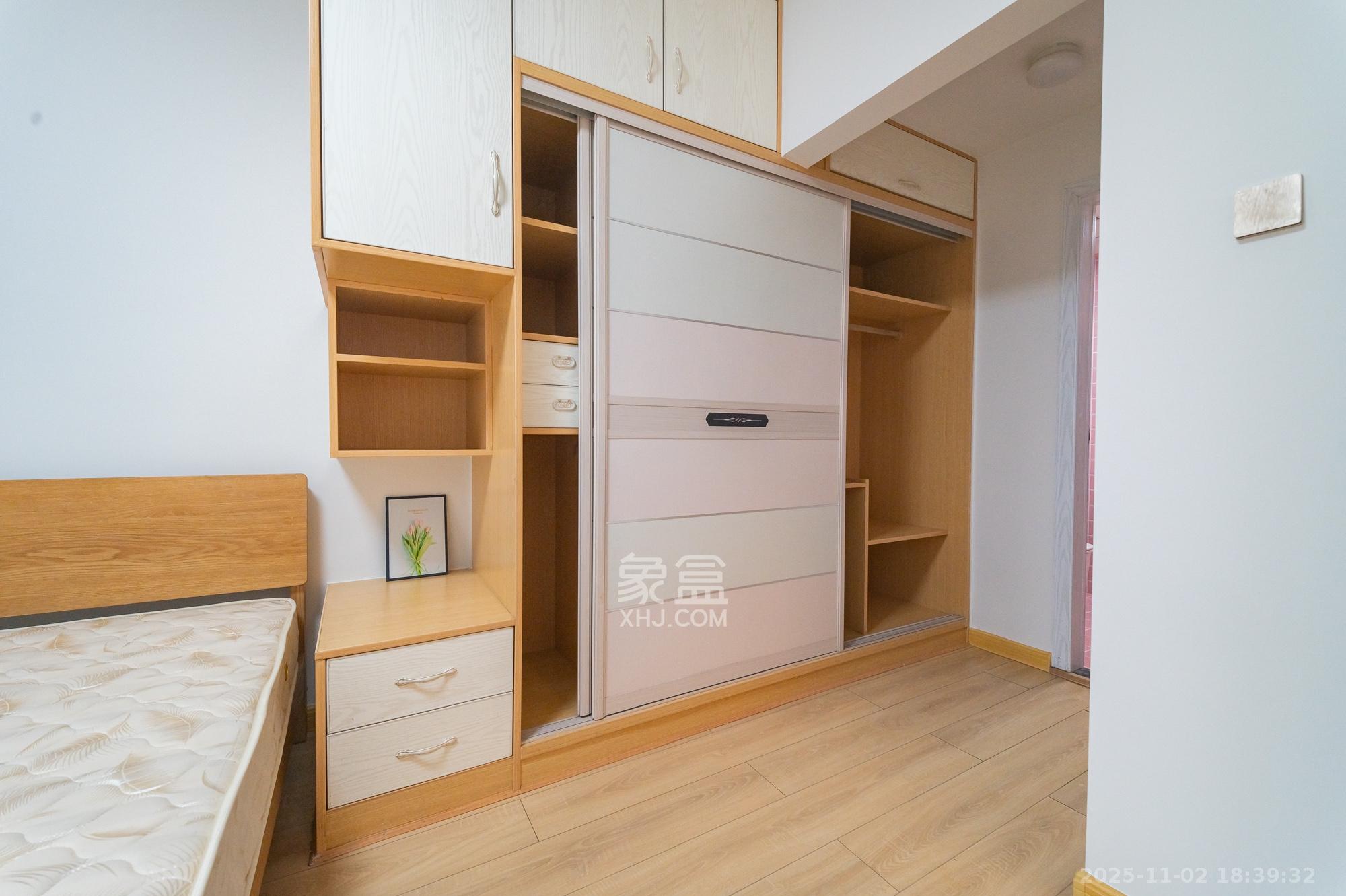 华润置地广场二期 3室2厅2卫 83.8万 华润置地广场二期 3室2厅2卫 83.8万卧室