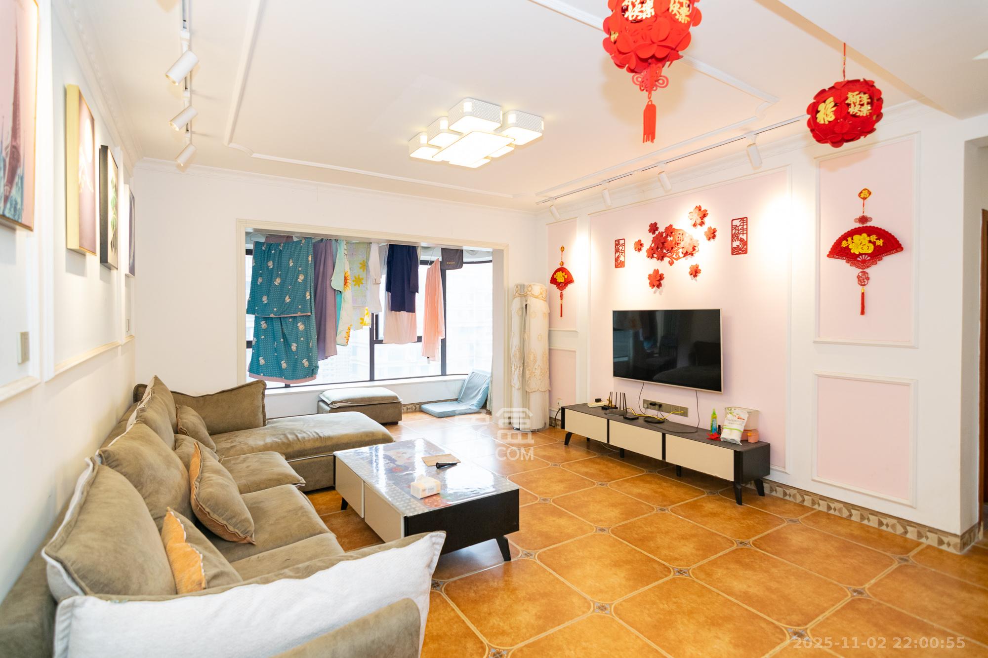 润和长郡（润和紫郡二三期）  5室2厅2卫    125.0万客厅