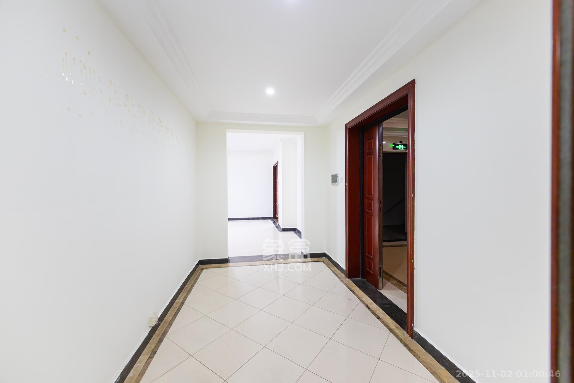 恒大名都  4室2厅4卫    170.8万客厅