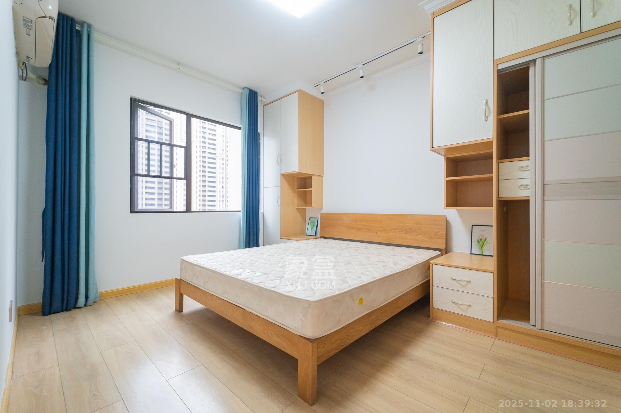 华润置地广场二期 3室2厅2卫 83.8万 华润置地广场二期 3室2厅2卫 83.8万卧室