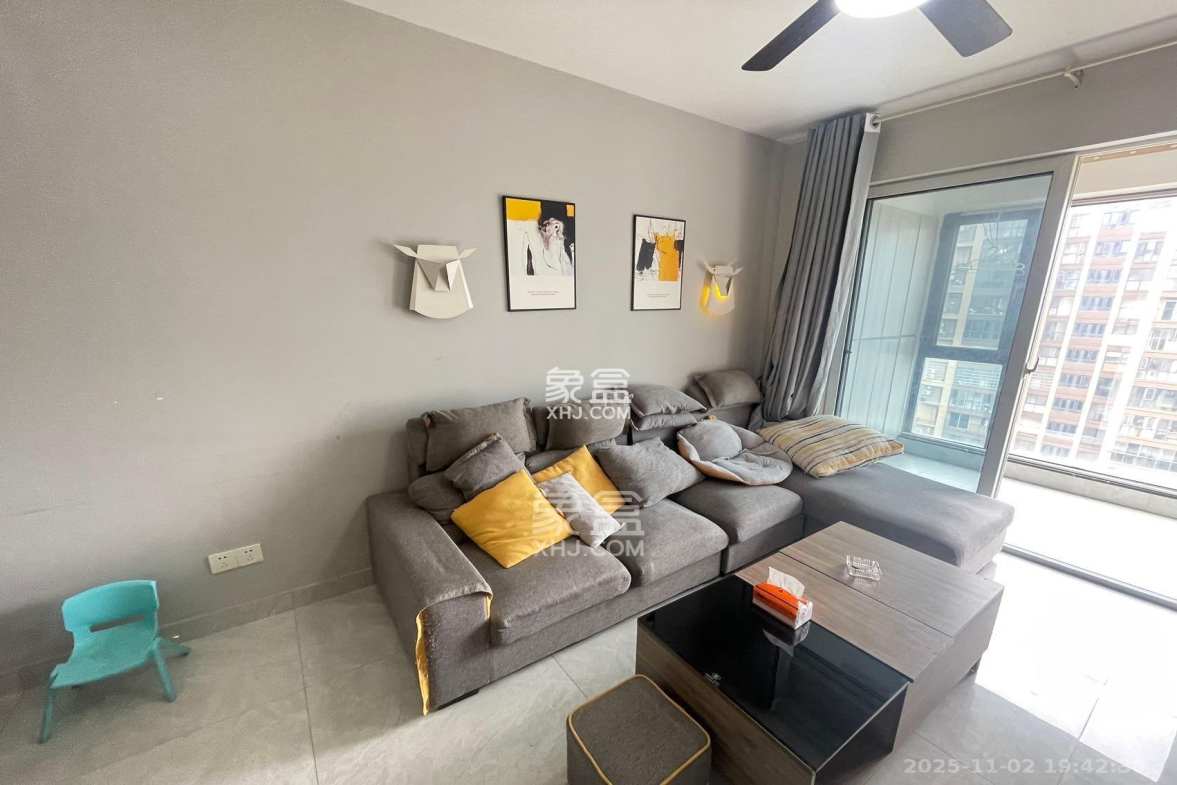 荣盛花语城 2室2厅1卫 1800.0元/月 荣盛花语城 2室2厅1卫 1800.0元/月室内图