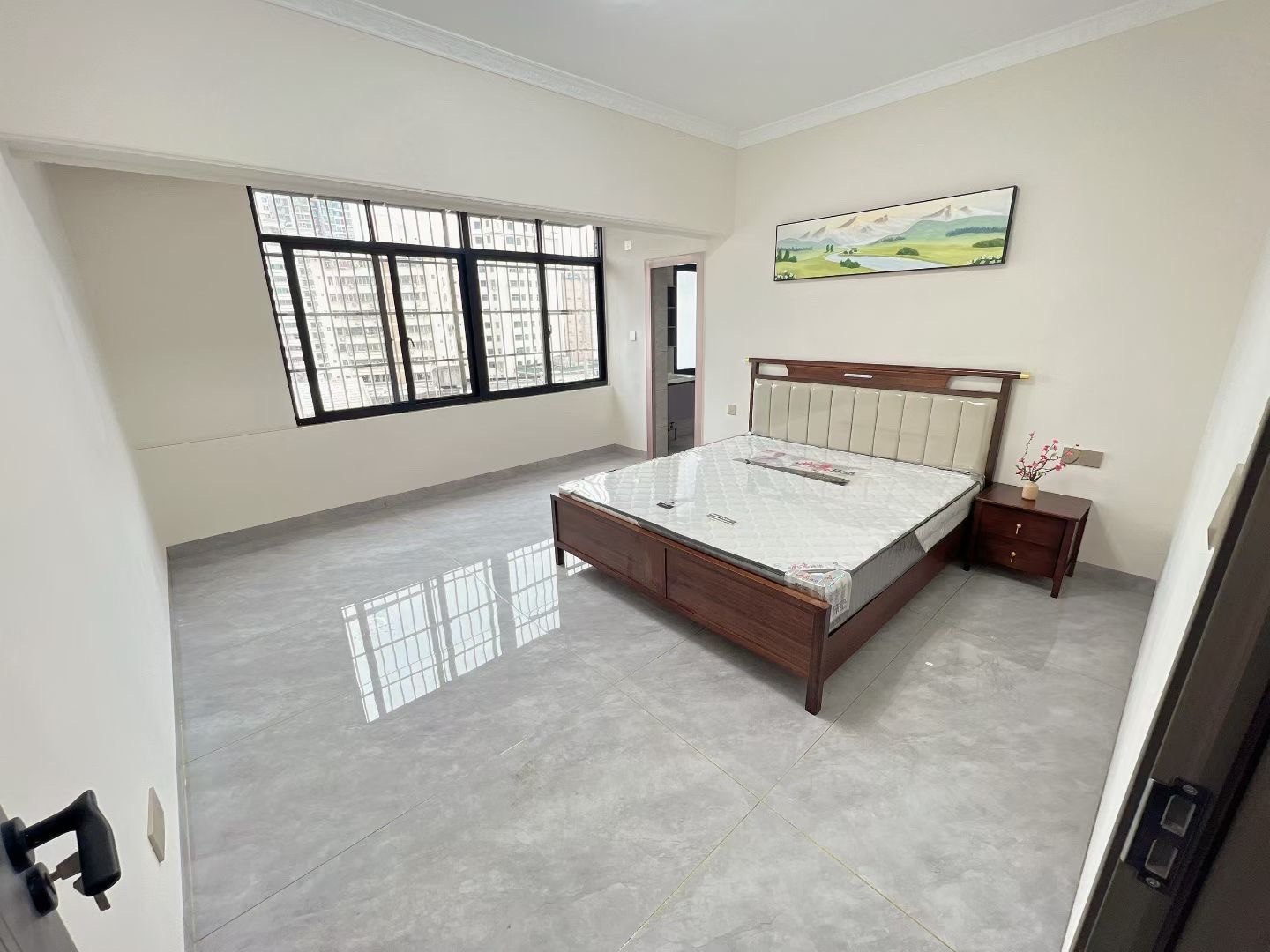 国贸大厦  3室2厅2卫    119.0万客厅