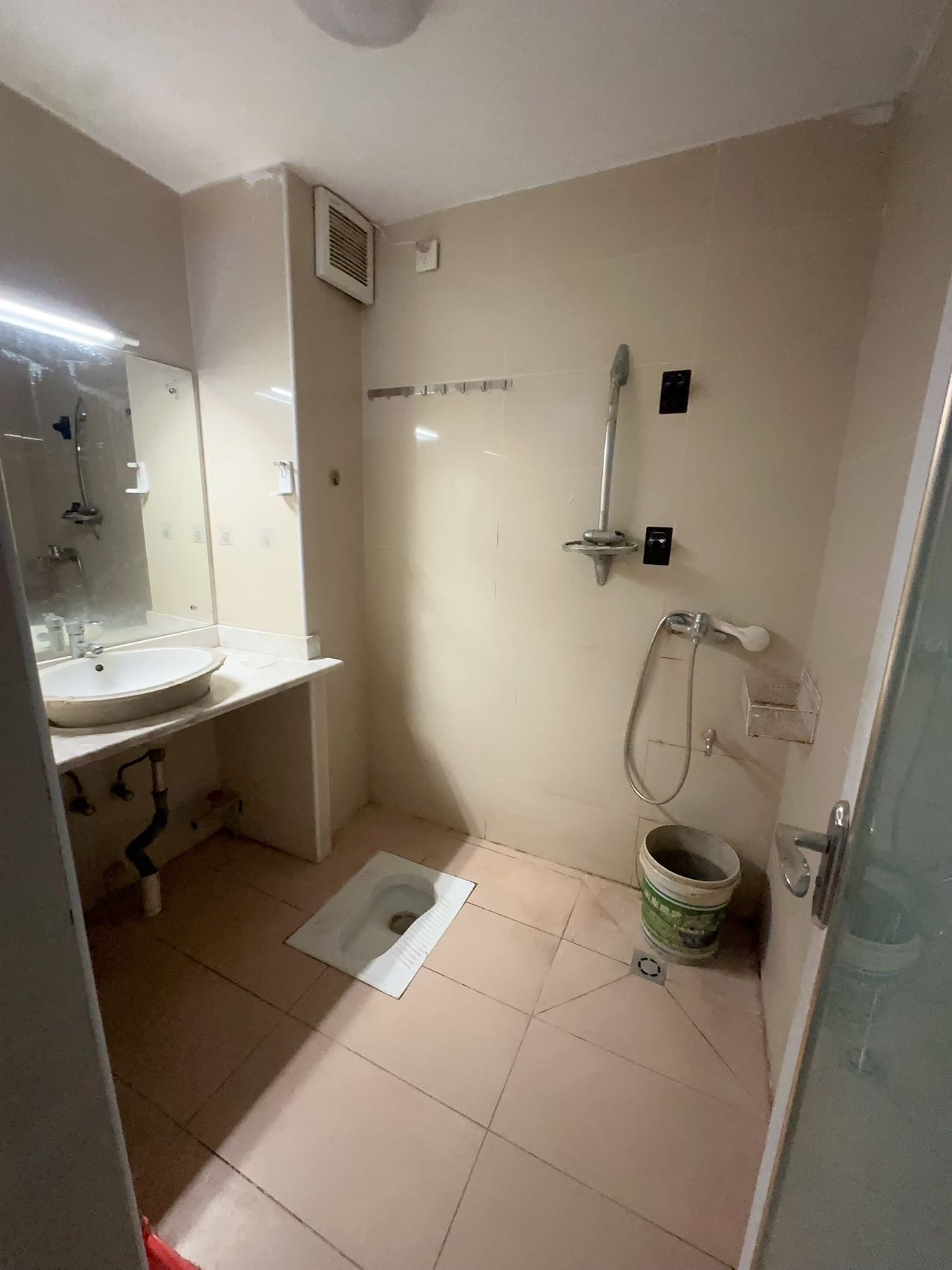 省汽车运输总公司红坎坡住宅区(海府路) 3室2厅1卫 85.0万 省汽车运输总公司红坎坡住宅区(海府路) 3室2厅1卫 85.0万客厅