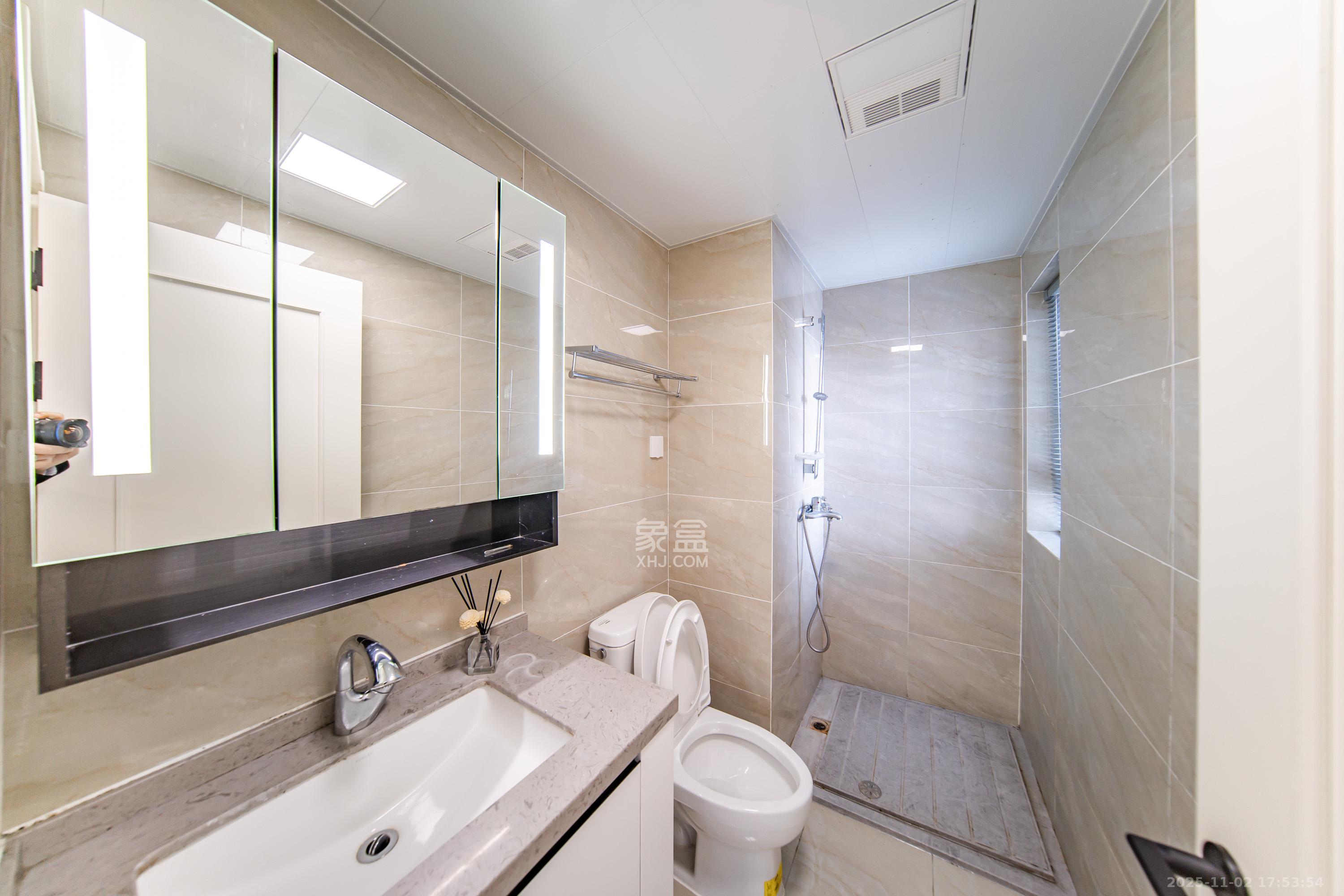 万科金色梦想C区  3室2厅2卫    120.0万卫生间