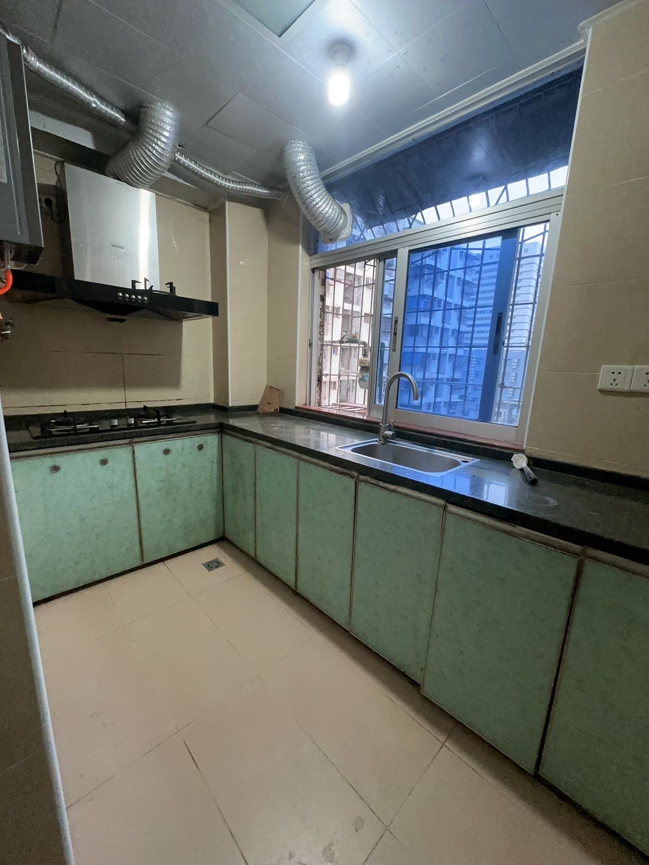 省汽车运输总公司红坎坡住宅区(海府路) 3室2厅1卫 85.0万 省汽车运输总公司红坎坡住宅区(海府路) 3室2厅1卫 85.0万客厅