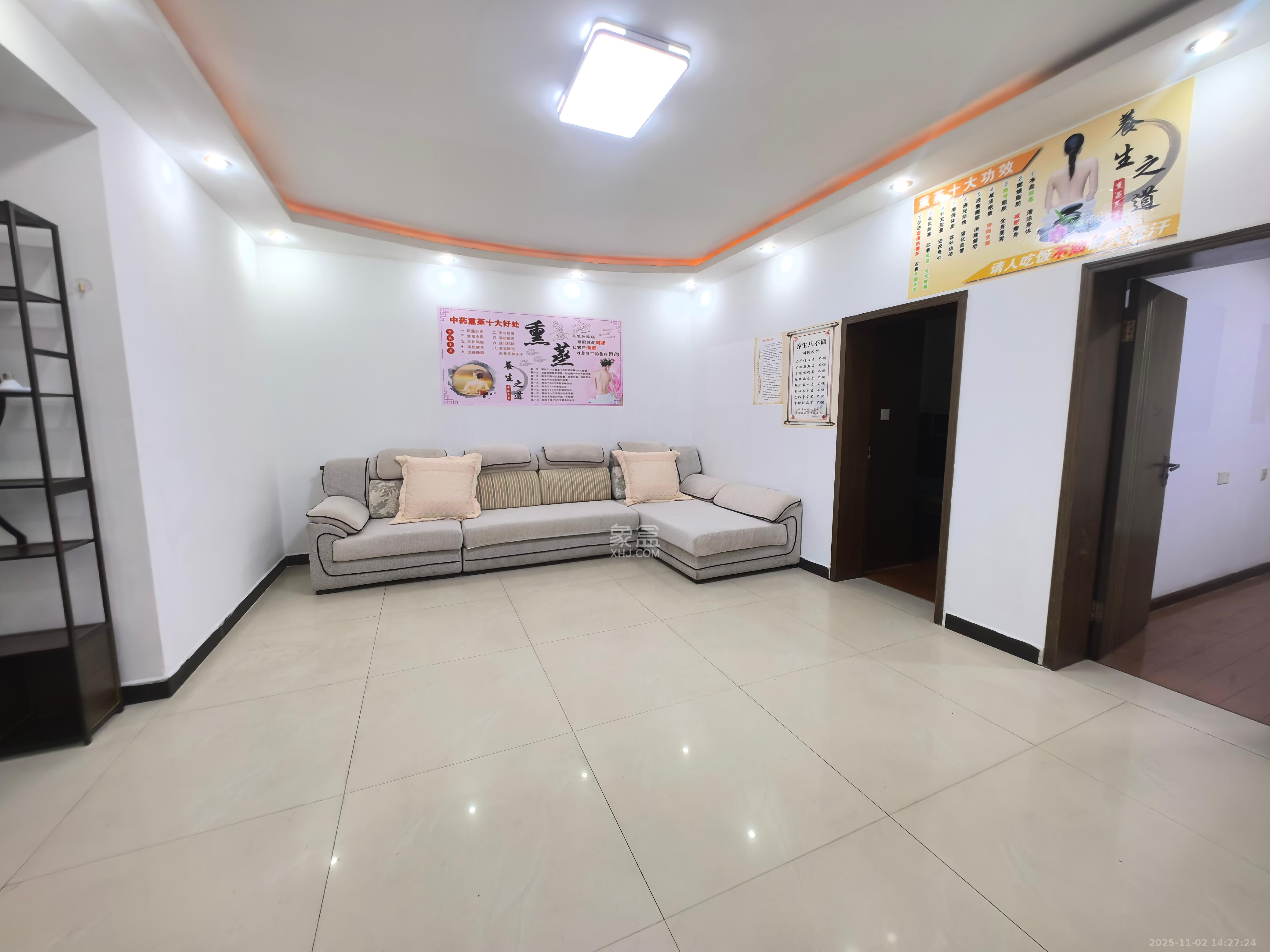 中南汽车世界  3室2厅1卫    1400.0元/月