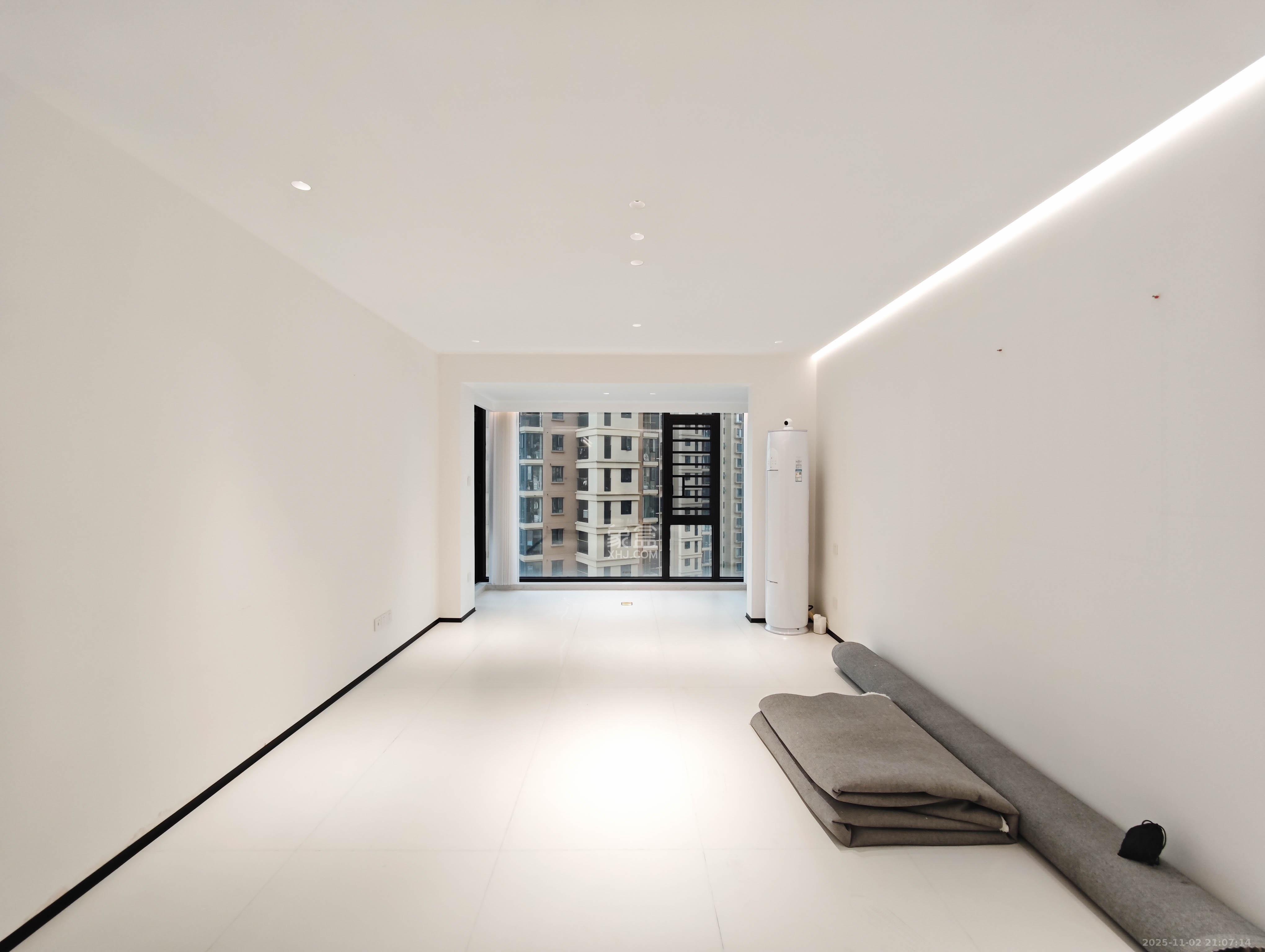 伊景园滨河苑  1室0厅0卫    105.0万客厅