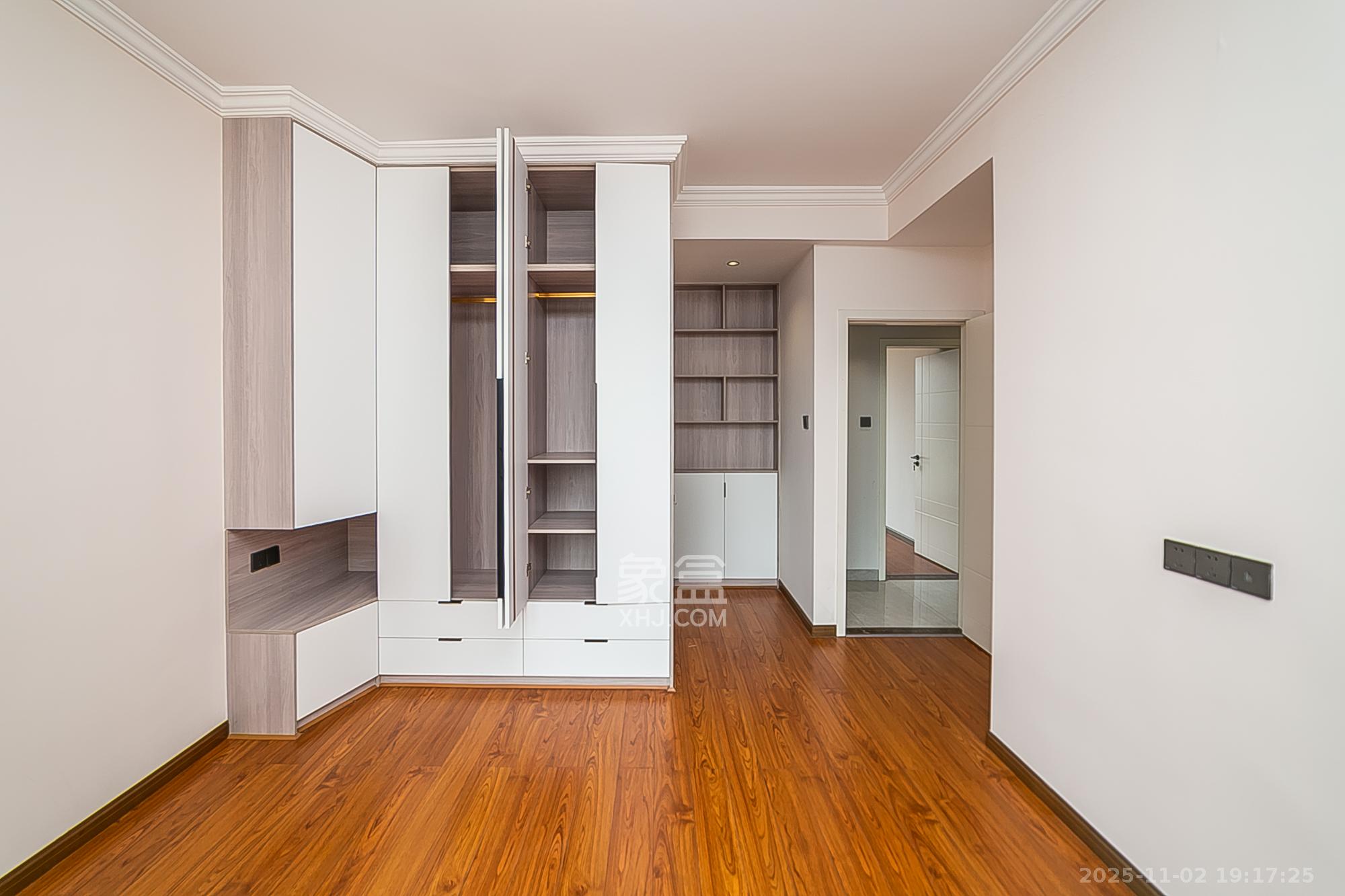 江南华府  3室2厅2卫    88.8万卧室