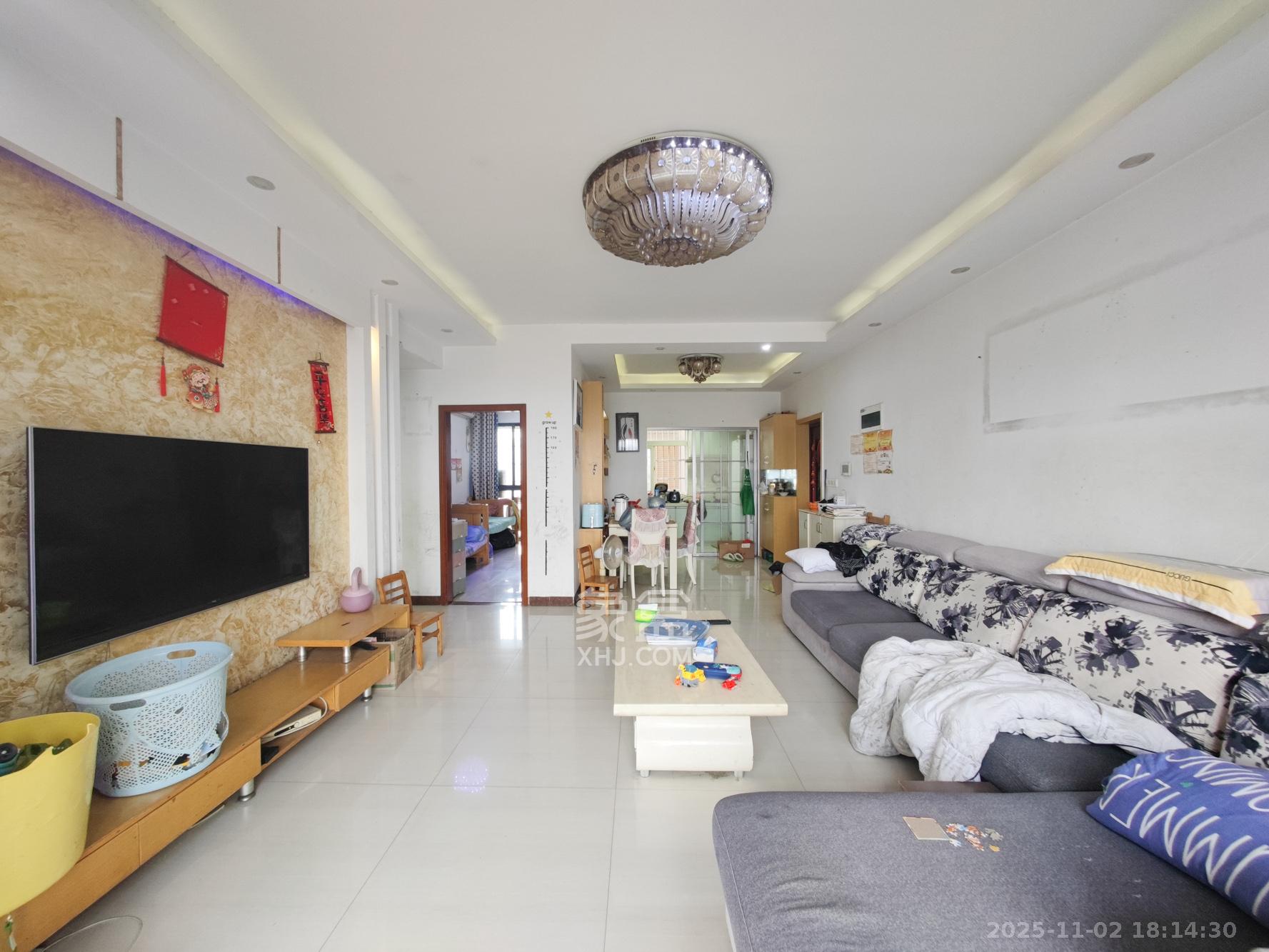 丰园城(鄱阳小区二期) 3室2厅2卫 73.8万 丰园城(鄱阳小区二期) 3室2厅2卫 73.8万客厅