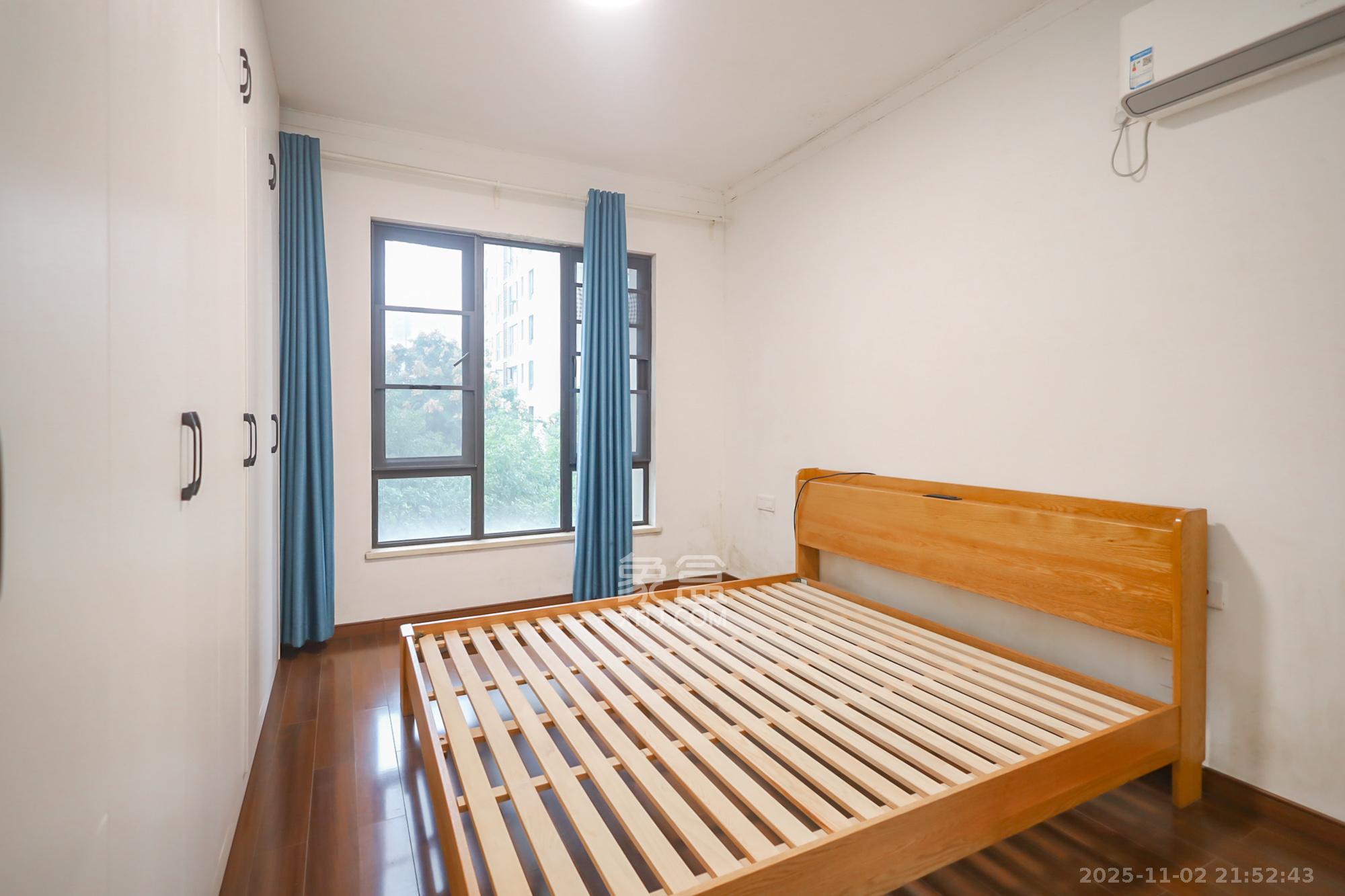 万科里金域国际  4室2厅2卫    235.0万卧室