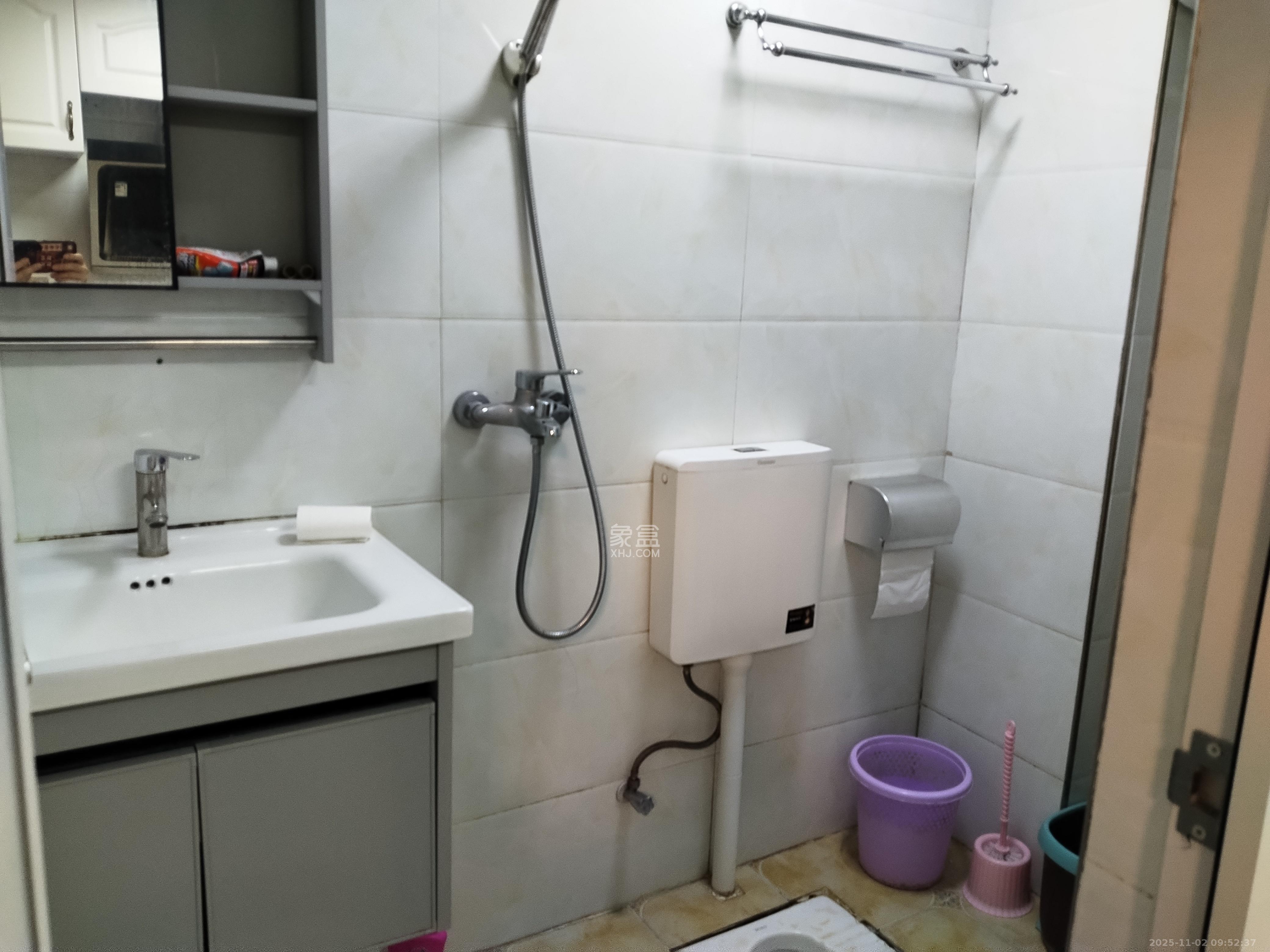 鸿飞大厦  3室2厅1卫    2100.0元/月室内图