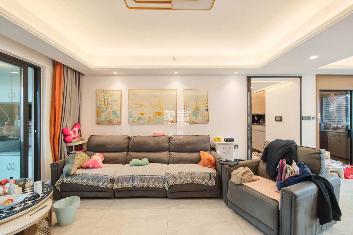 万科魅力之城天阔里 4室2厅2卫 190.0万 万科魅力之城天阔里 4室2厅2卫 190.0万客厅