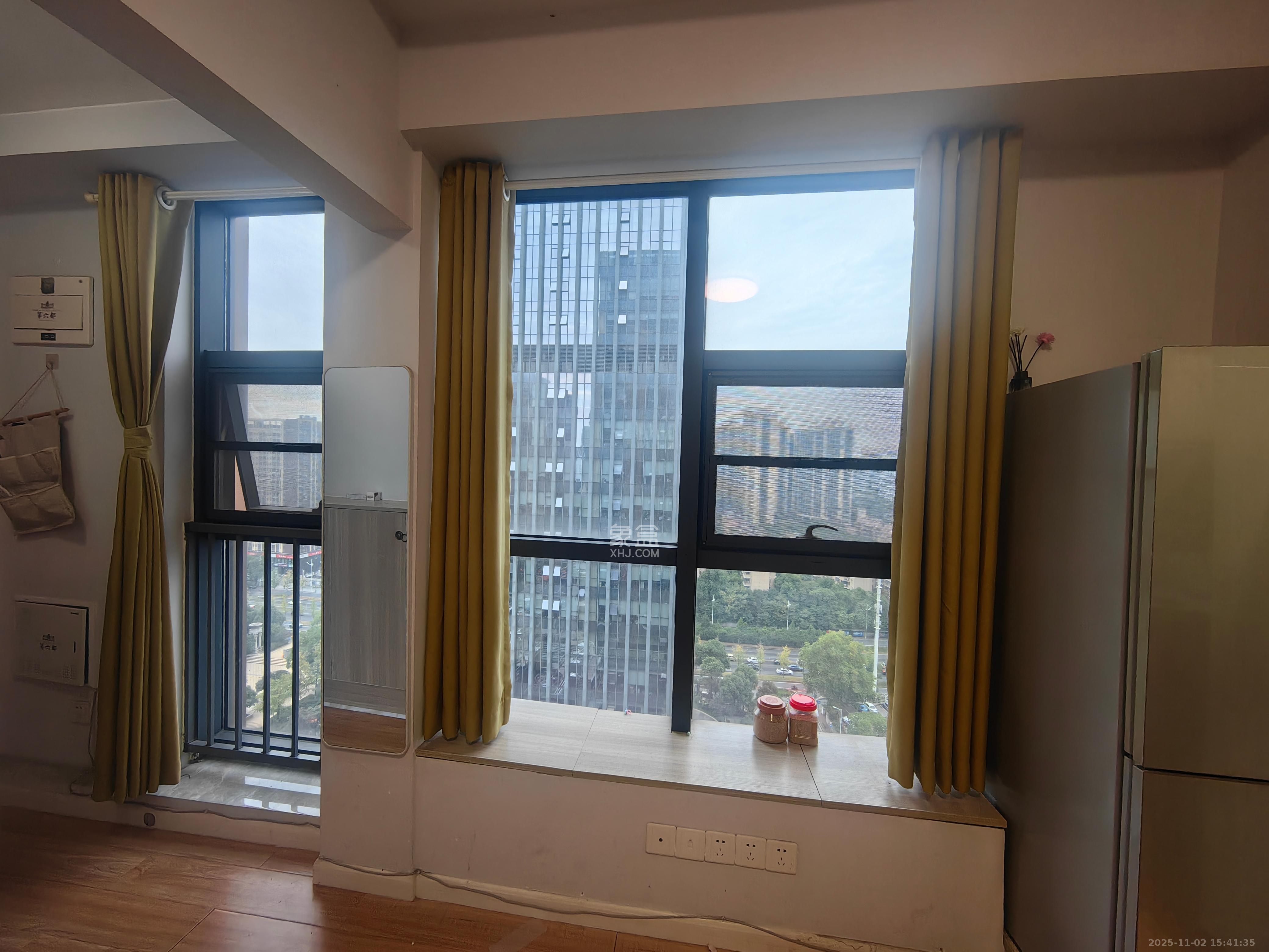 第六都（陆都小区）  1室1厅1卫    1900.0元/月室内图