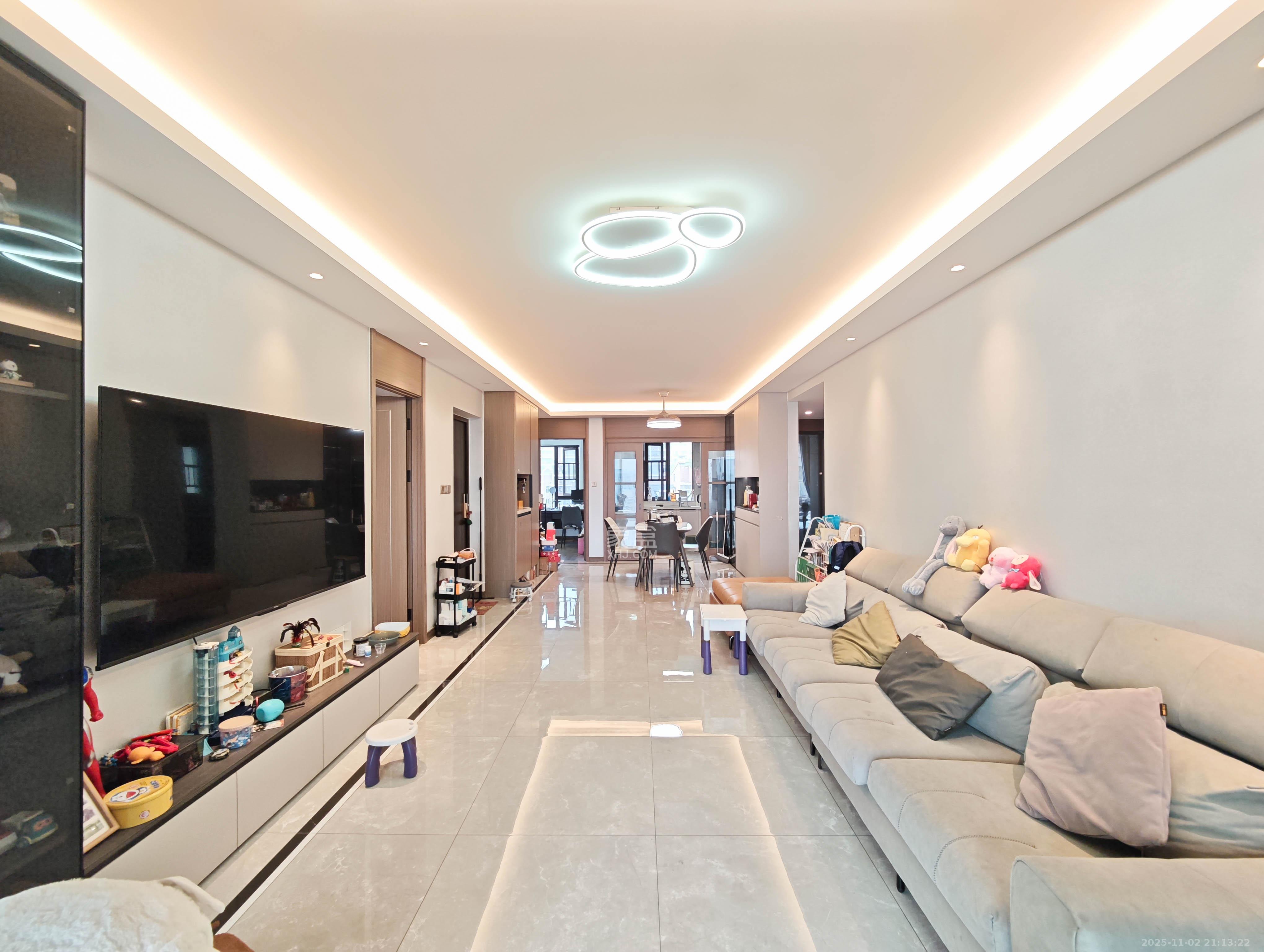 龙湖日盛奕境  4室2厅2卫    135.0万客厅