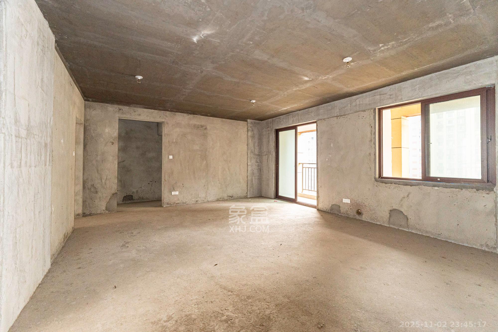 东方美地  4室2厅2卫    68.0万客厅