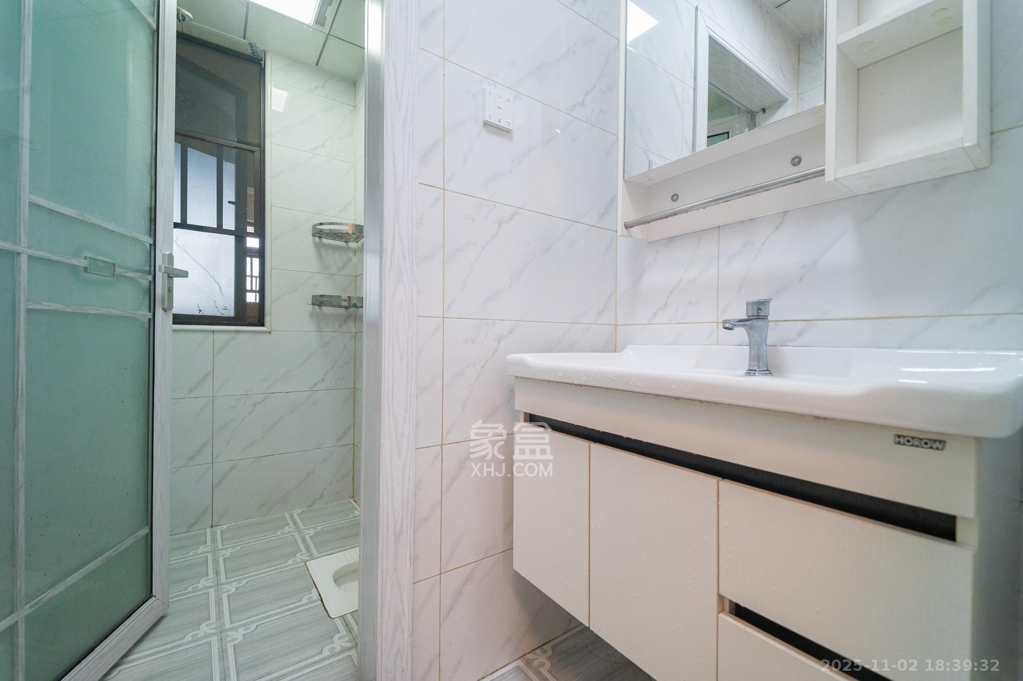 华润置地广场二期  3室2厅2卫    83.8万卫生间