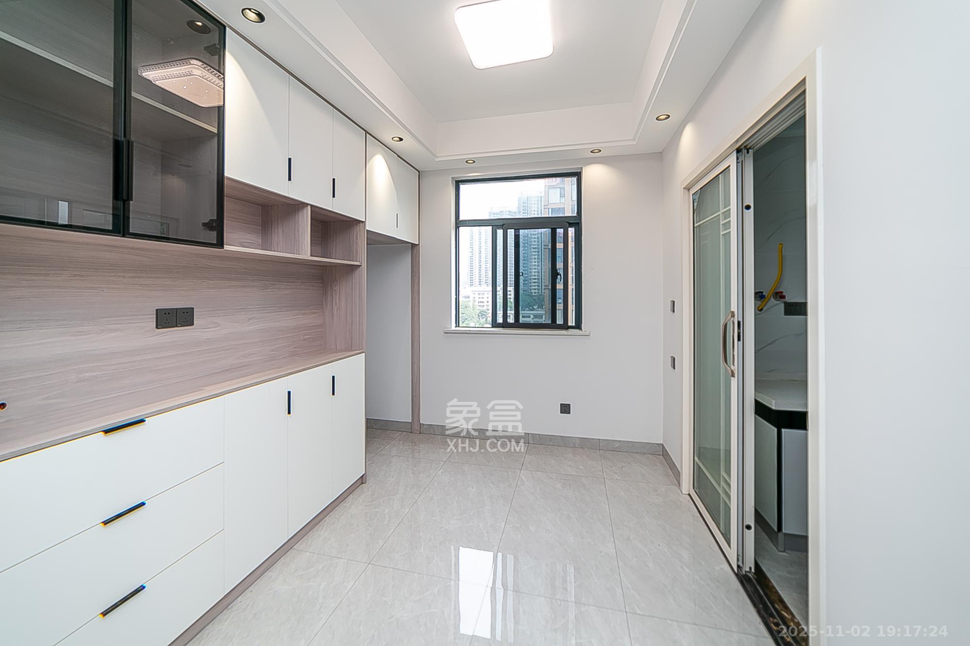 江南华府  3室2厅2卫    88.8万客厅