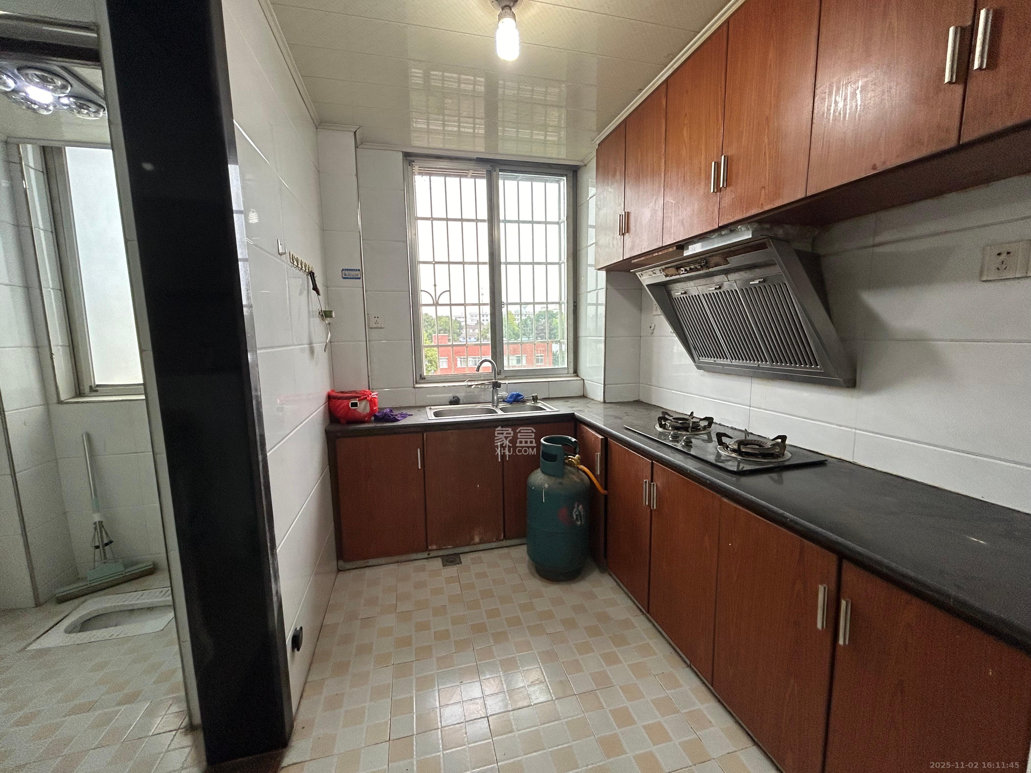 泉水塘小区  3室2厅1卫    1900.0元/月室内图