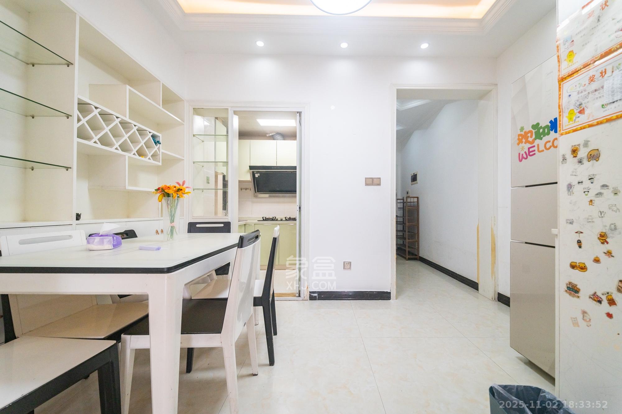 国泰九龙湾  3室2厅1卫    75.8万客厅