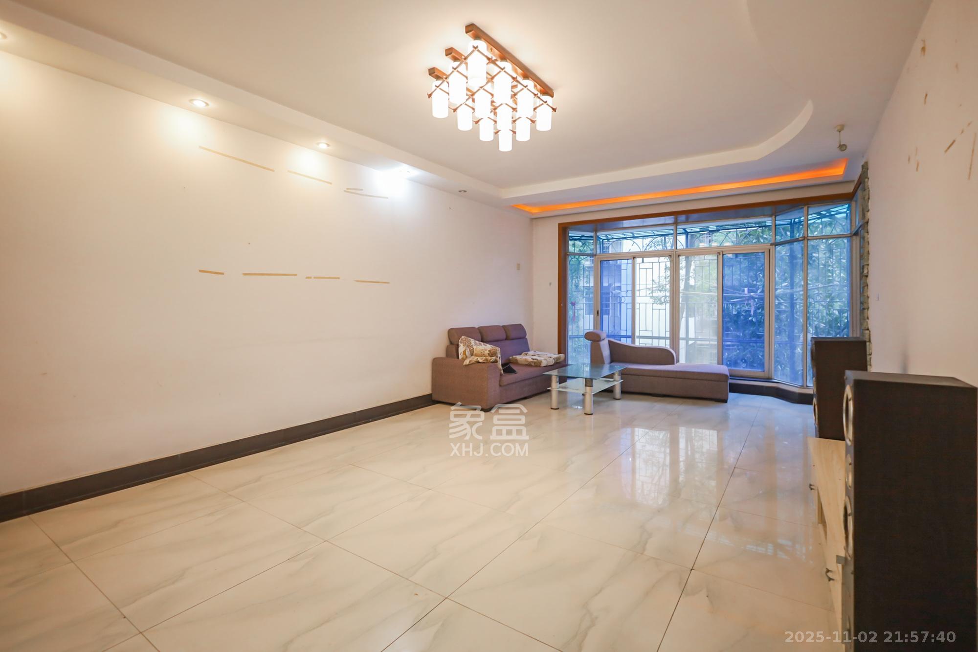 创远花园  4室2厅2卫    128.0万客厅