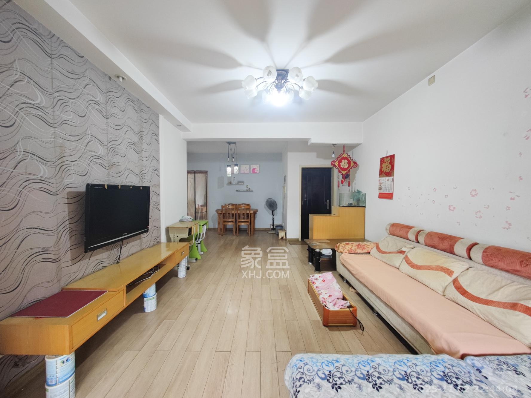 鄱阳小区  2室2厅1卫    41.8万客厅