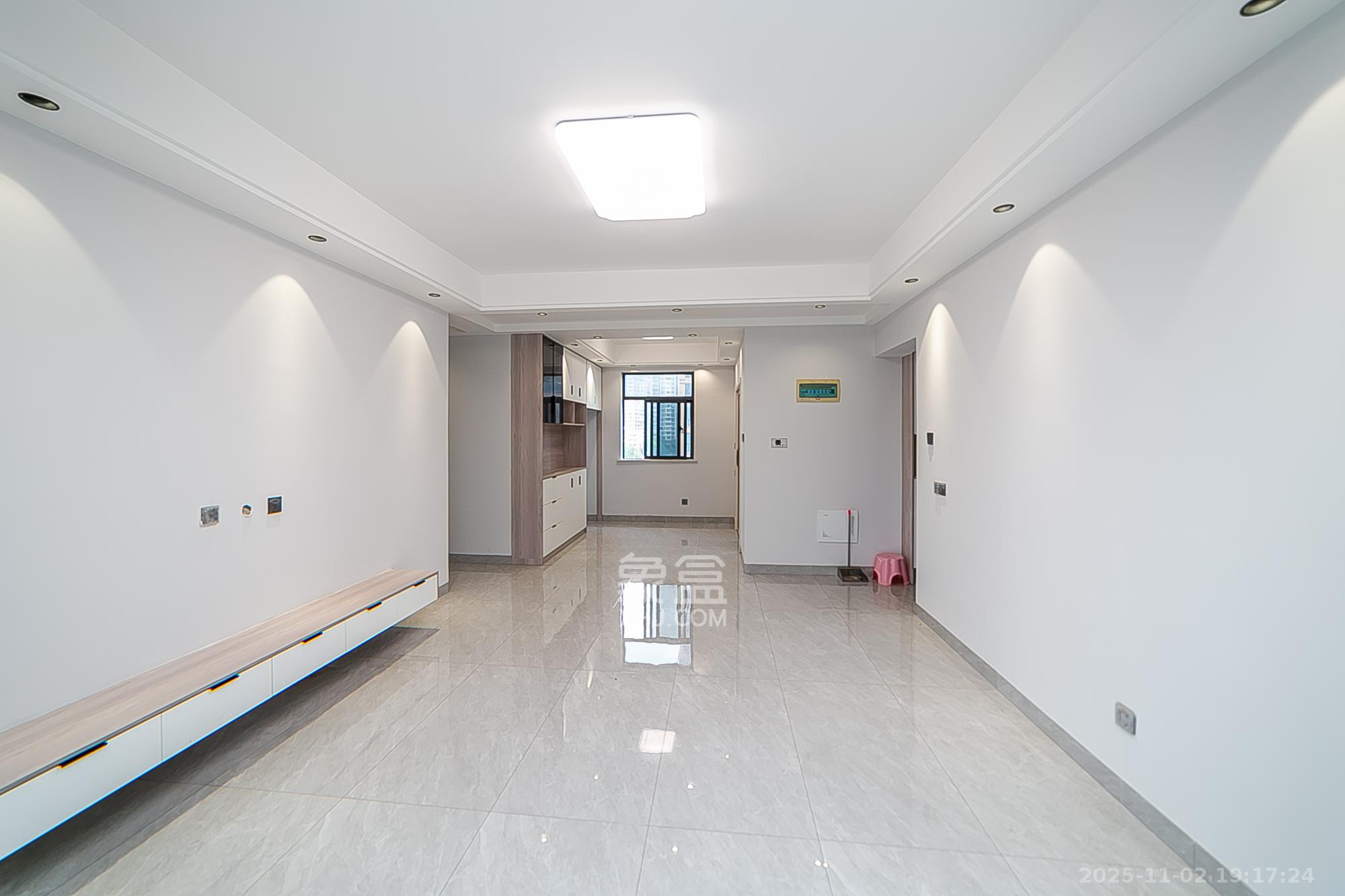 江南华府 3室2厅2卫 88.8万 江南华府 3室2厅2卫 88.8万客厅