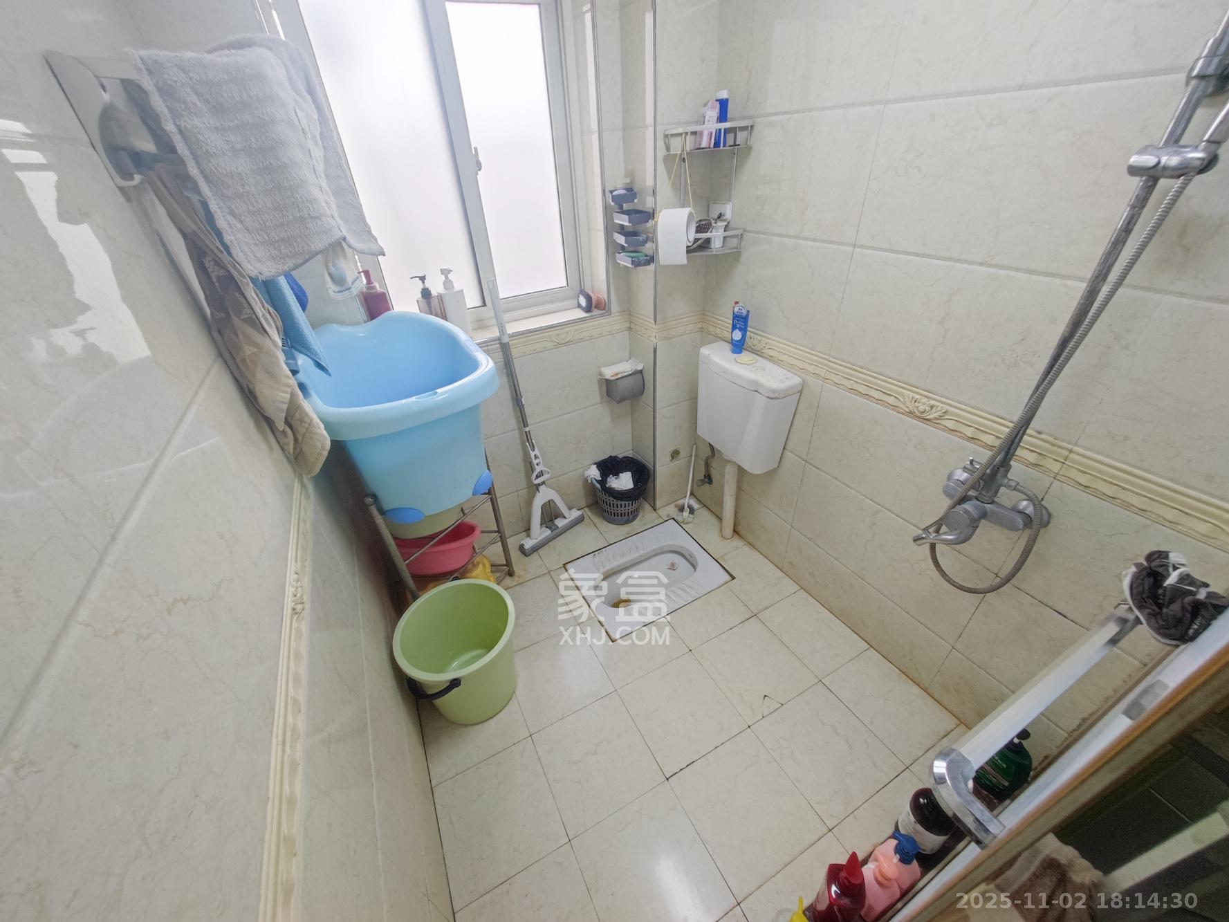 丰园城(鄱阳小区二期) 3室2厅2卫 73.8万 丰园城(鄱阳小区二期) 3室2厅2卫 73.8万卫生间