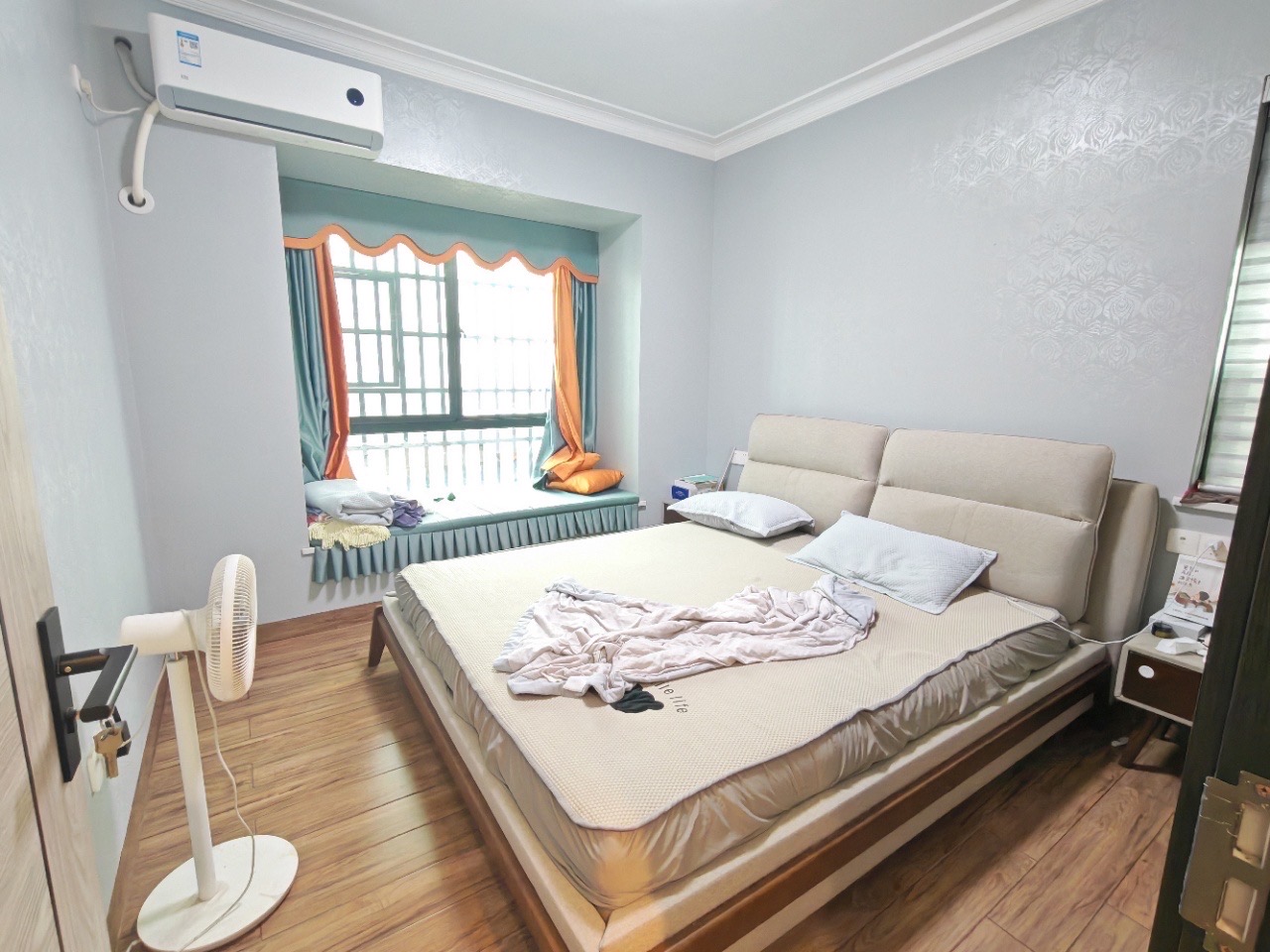 蓝海瑞园  1室0厅0卫    145.0万客厅