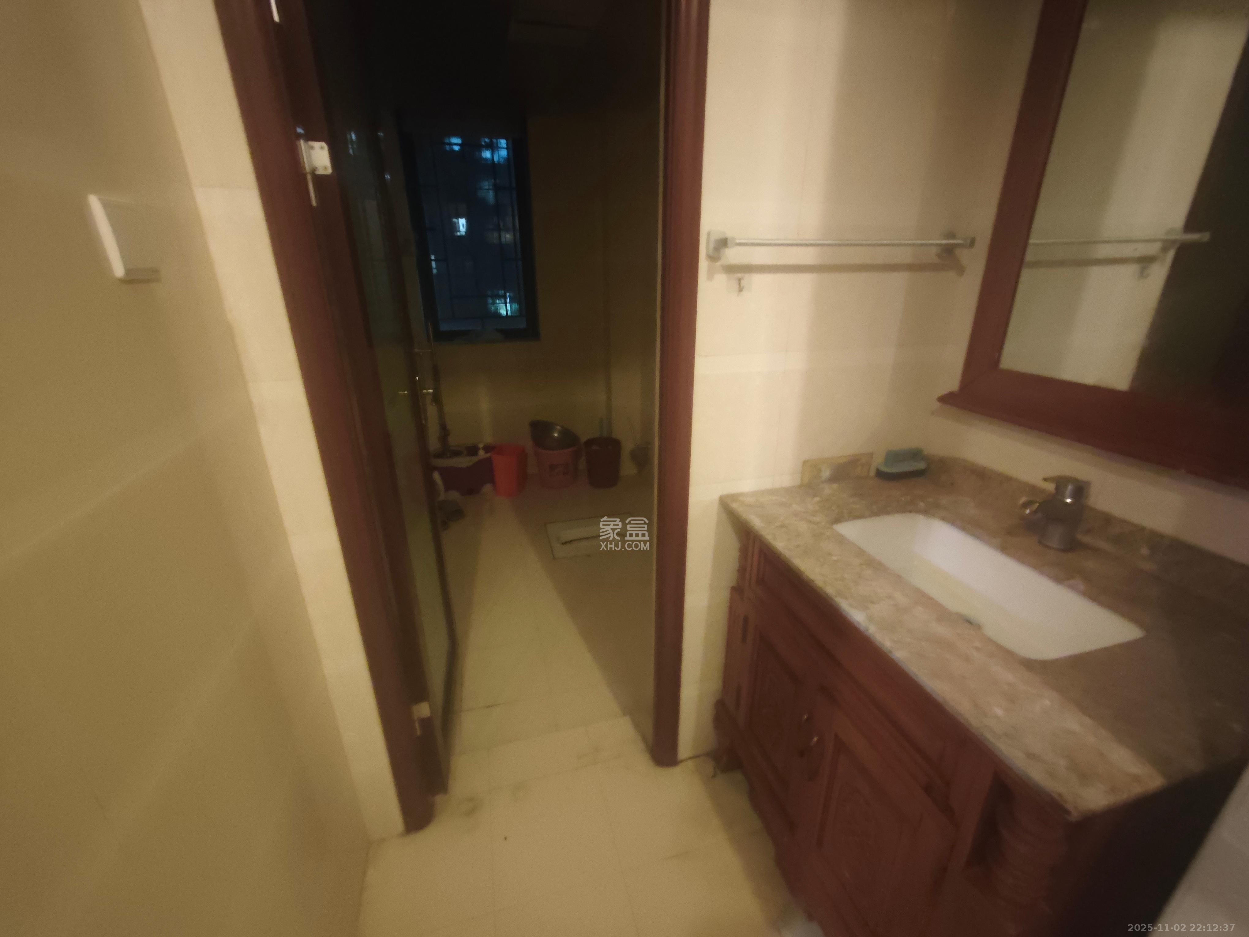 莱茵城  1室2厅1卫    2300.0元/月室内图