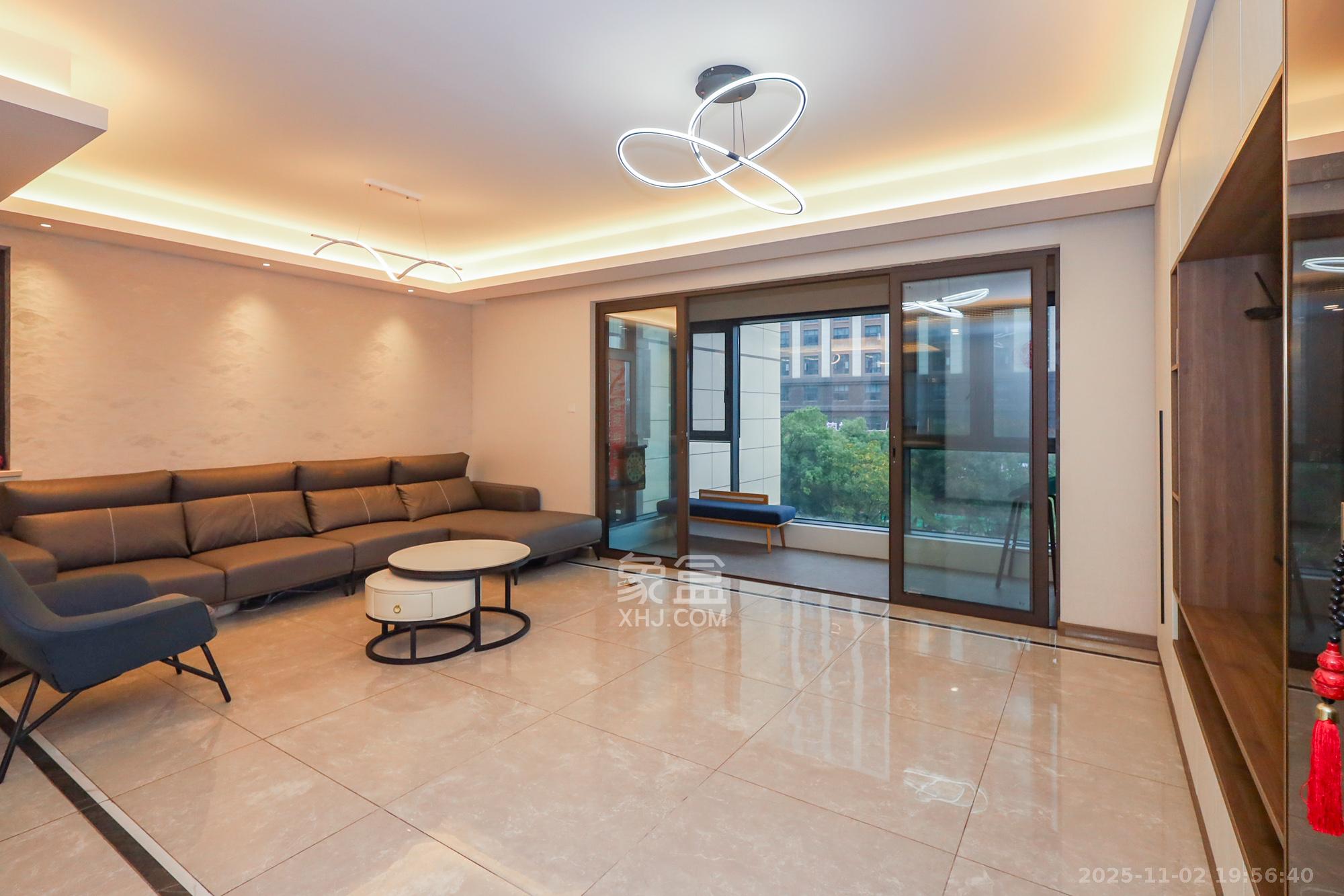 龙湖铂金中心(龙湖春江郦城)  3室2厅2卫    220.0万 龙湖铂金中心(龙湖春江郦城)  3室2厅2卫    220.0万客厅