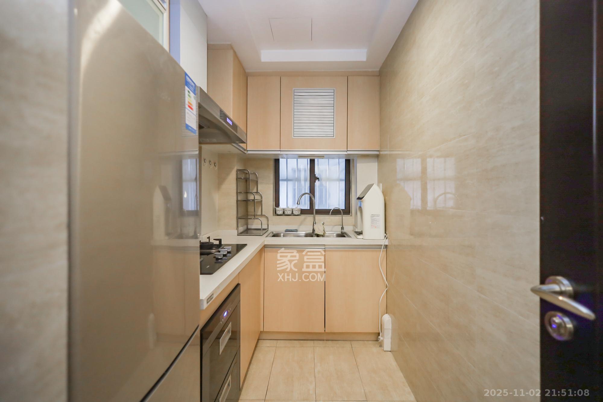 绿地中央广场 3室2厅1卫 100.0万 绿地中央广场 3室2厅1卫 100.0万厨房