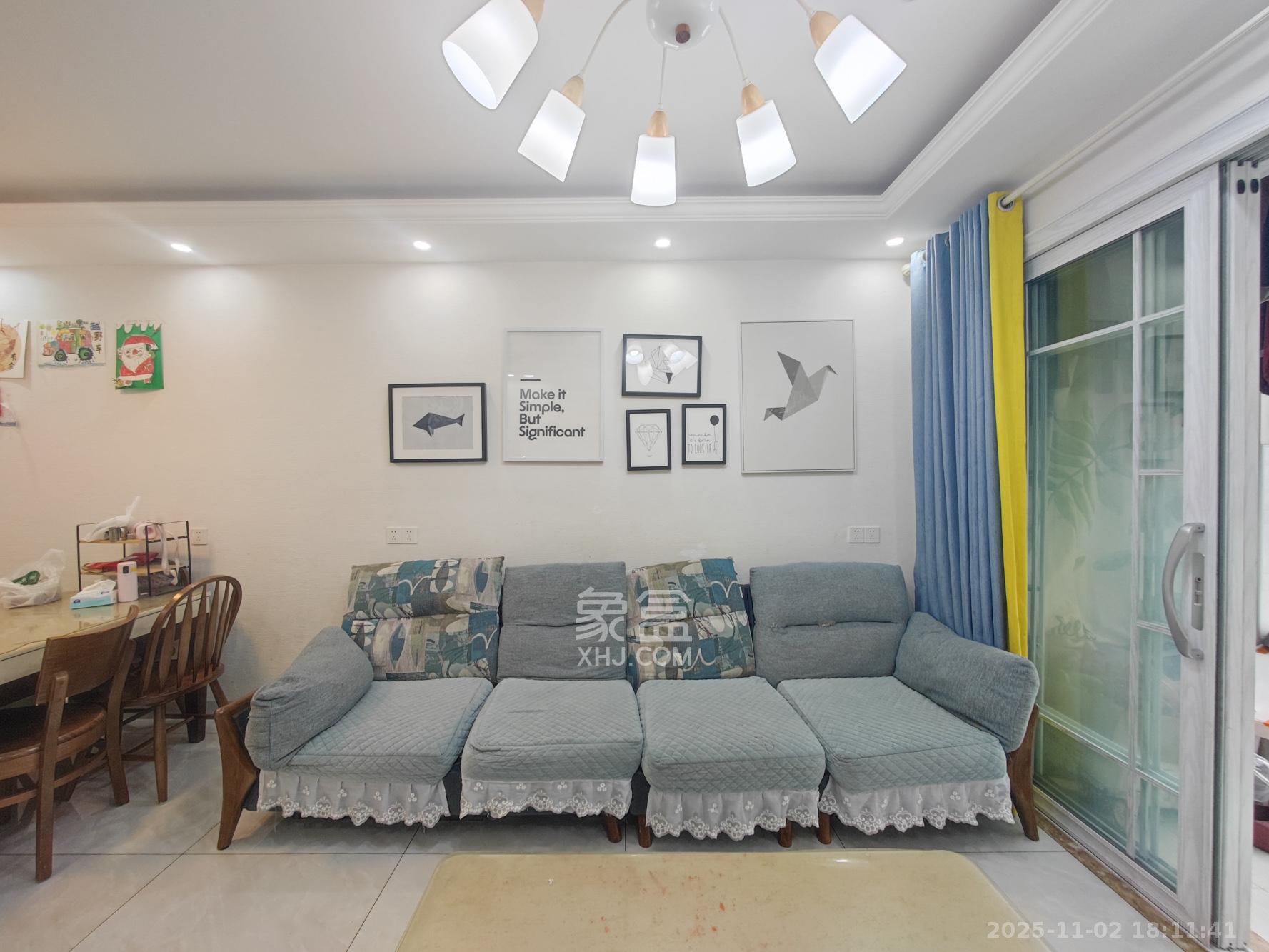 卓越蔚蓝城邦  3室1厅1卫    72.0万客厅