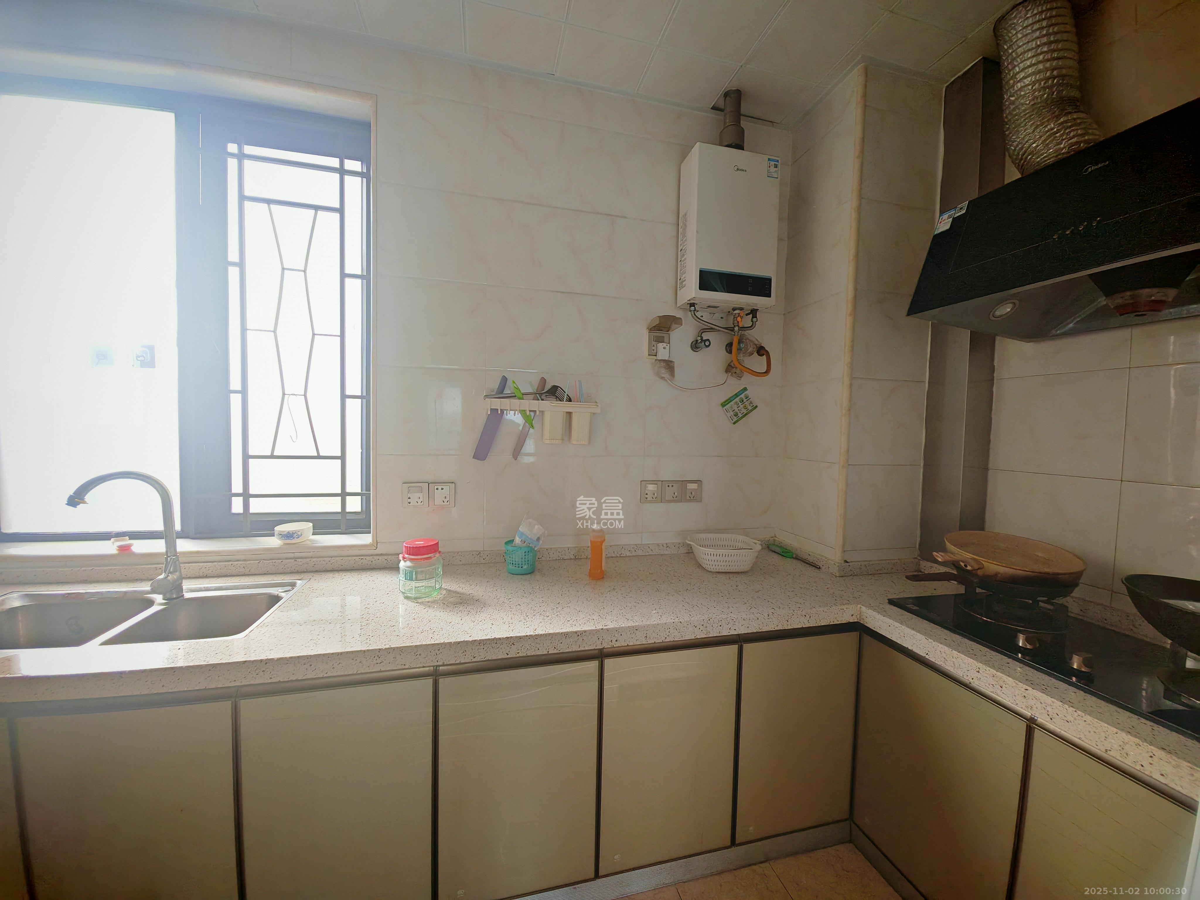 莱茵城  3室2厅2卫    1900.0元/月室内图