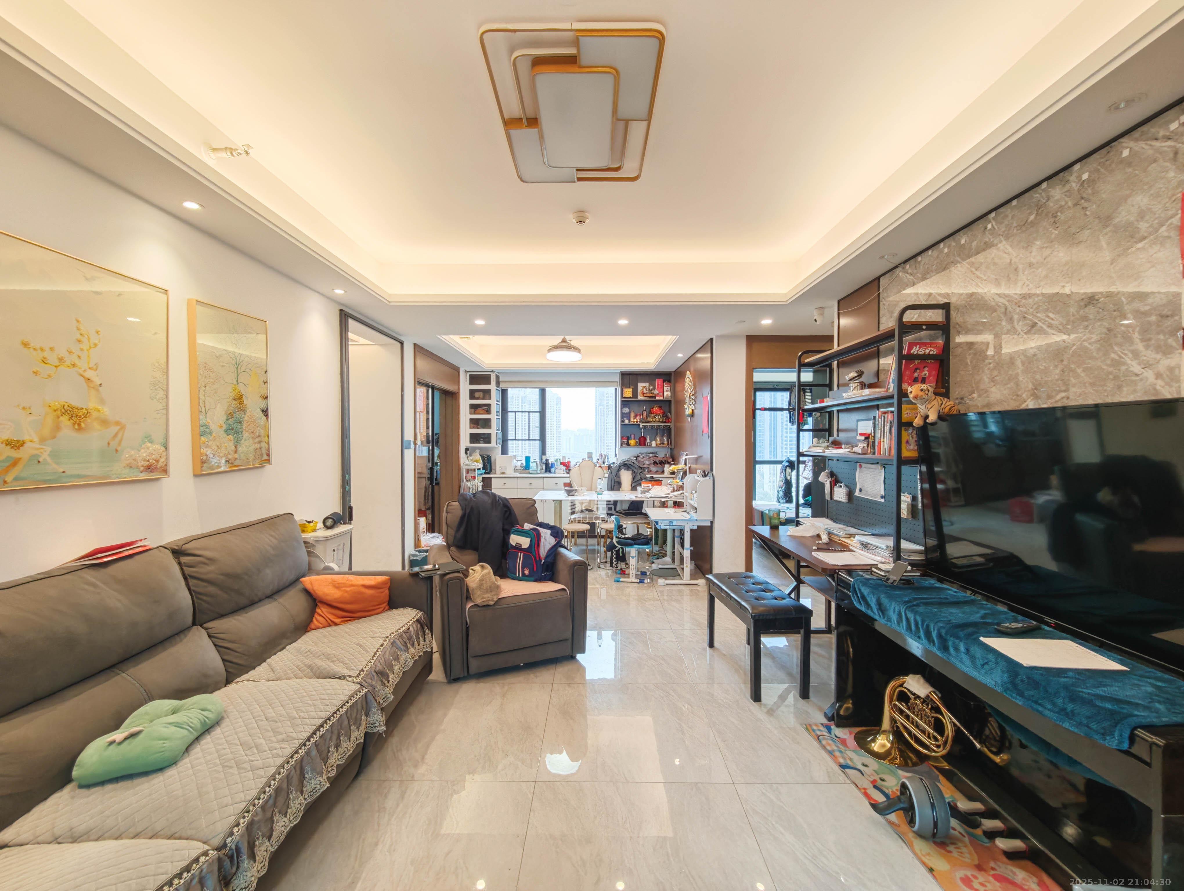 万科魅力之城天阔里  4室2厅2卫    190.0万客厅