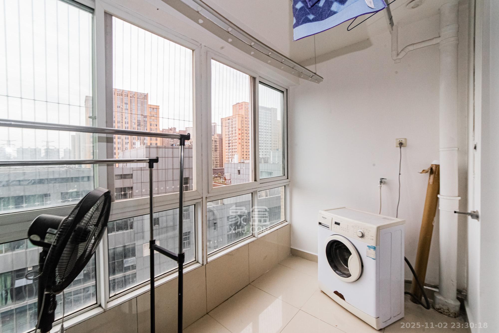 万国城（当代满庭春MOMA）二期  2室2厅1卫    75.0万阳台