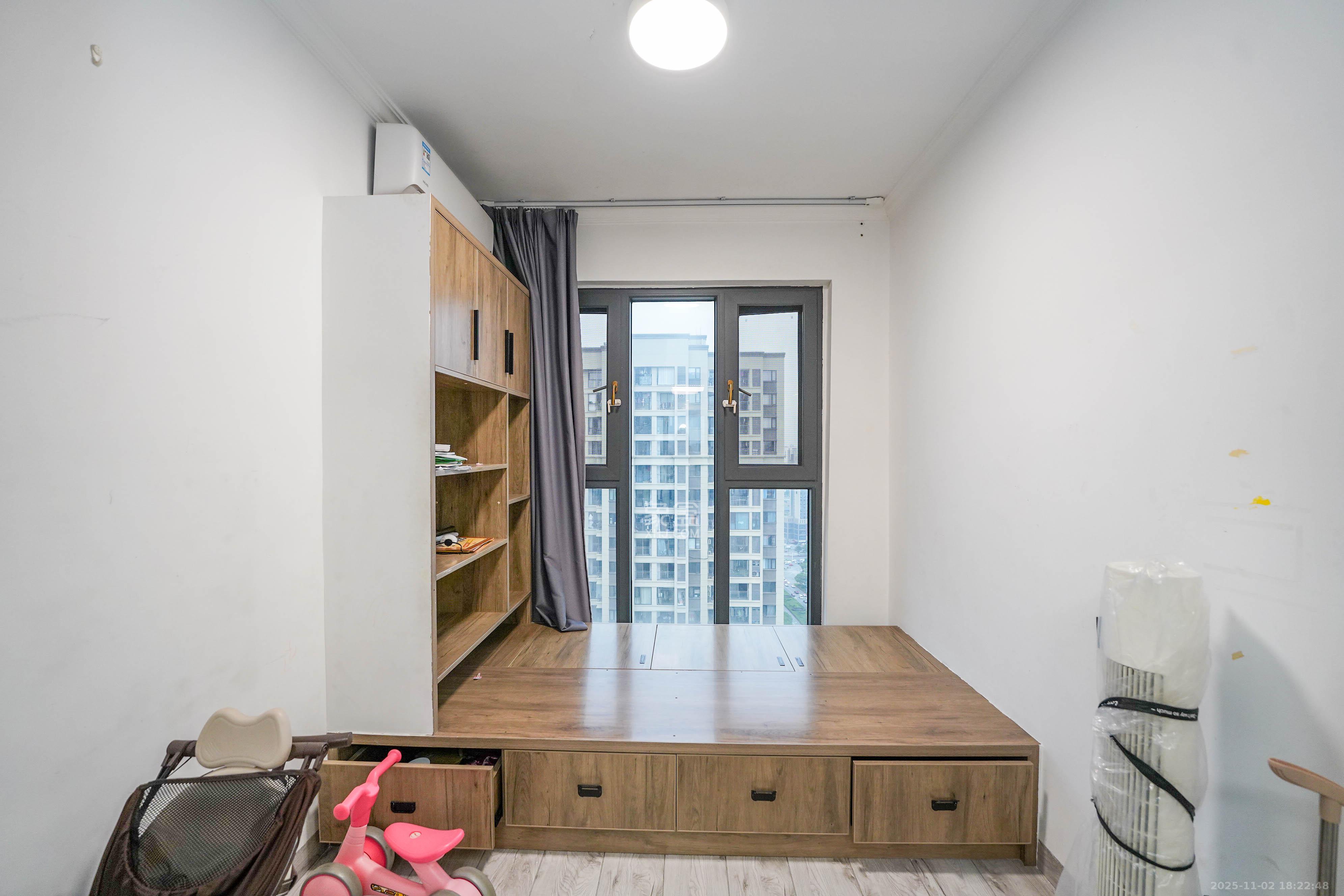 绿地新都会 3室2厅2卫 85.0万 绿地新都会 3室2厅2卫 85.0万卧室