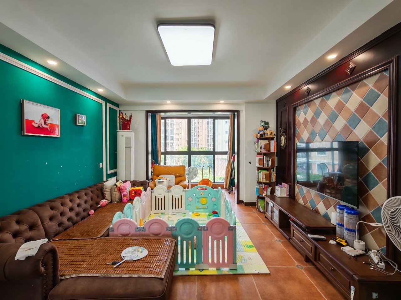 宝源花园  3室2厅2卫    165.0万客厅