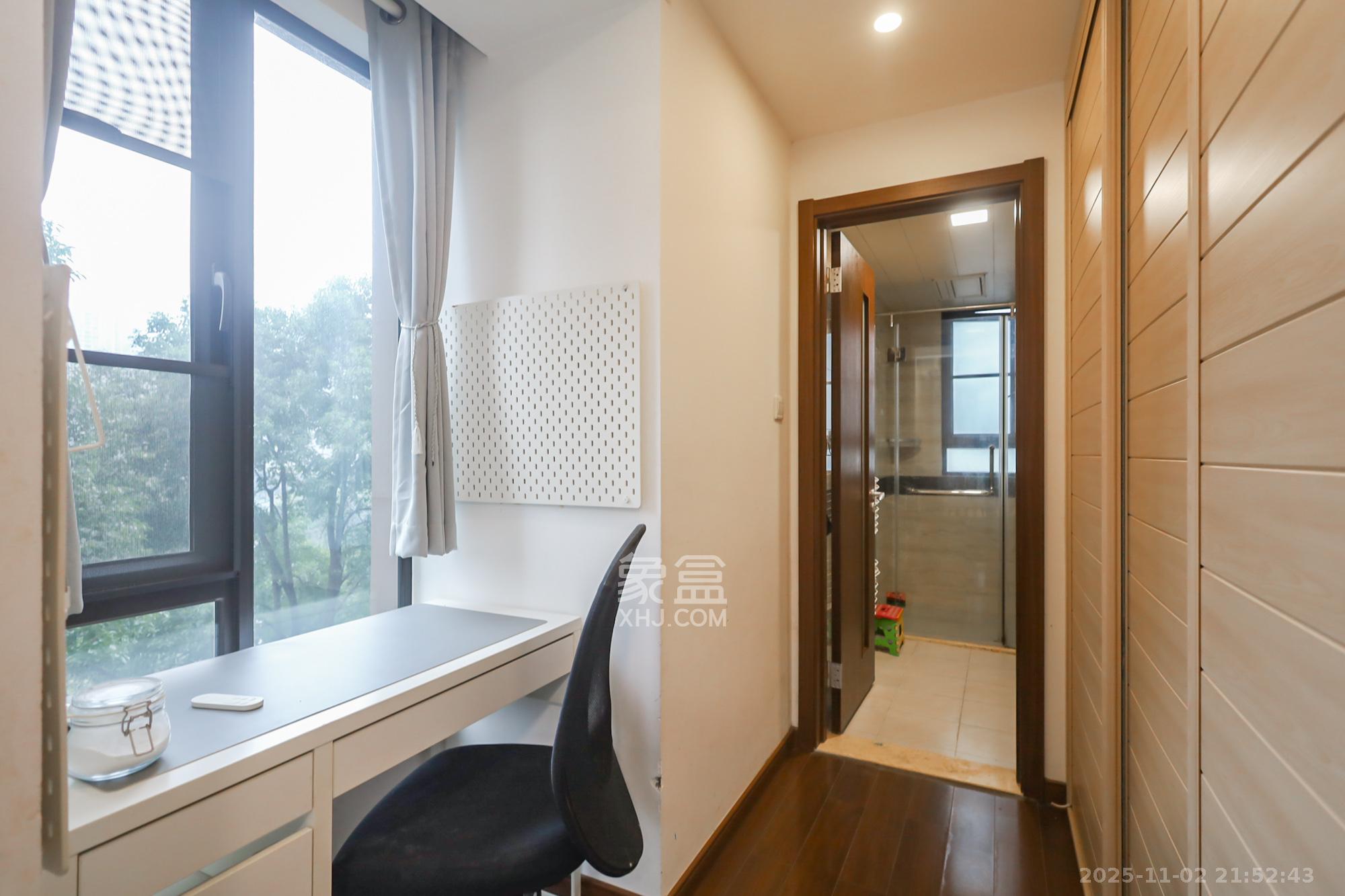 万科里金域国际  4室2厅2卫    235.0万卫生间