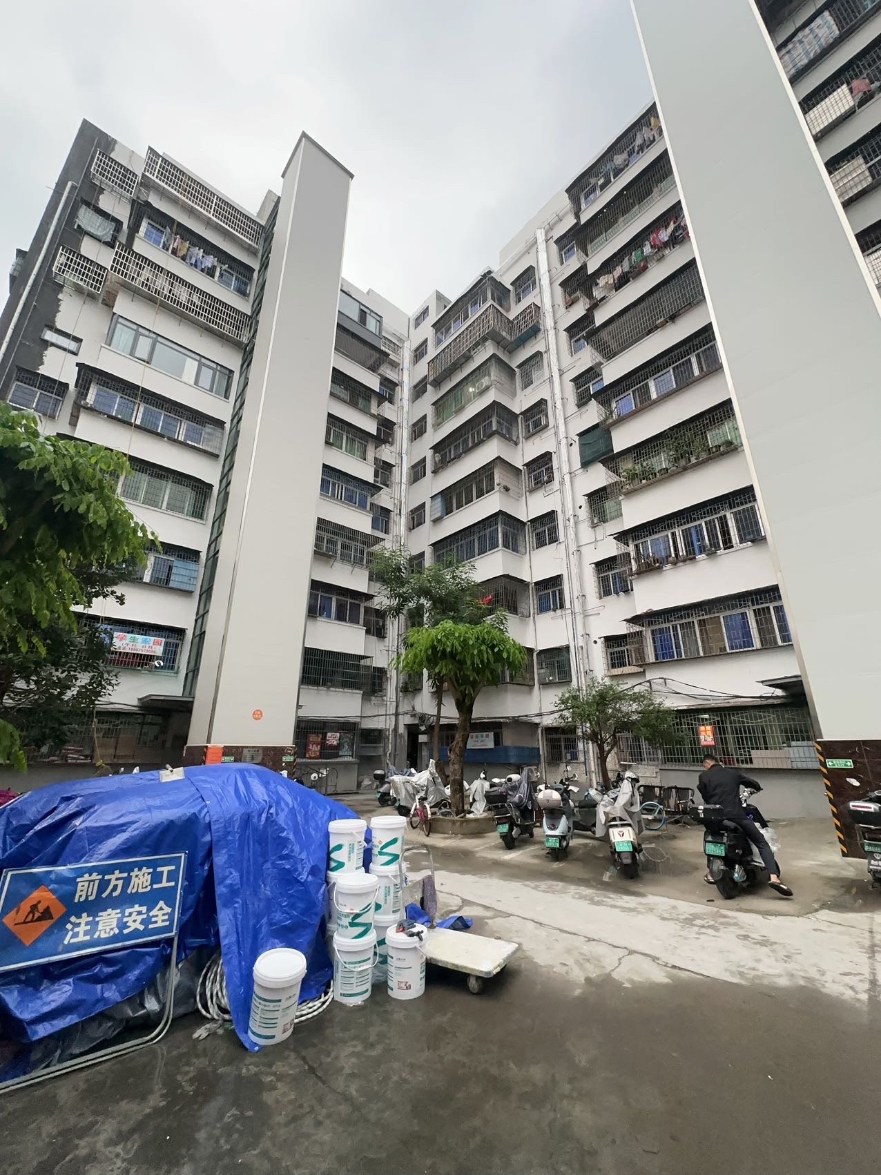 省汽车运输总公司红坎坡住宅区(海府路) 3室2厅1卫 85.0万 省汽车运输总公司红坎坡住宅区(海府路) 3室2厅1卫 85.0万客厅
