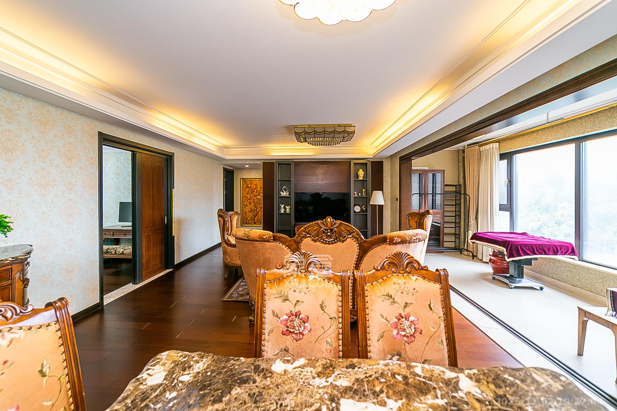 万科紫台 4室2厅2卫 280.0万 万科紫台 4室2厅2卫 280.0万客厅