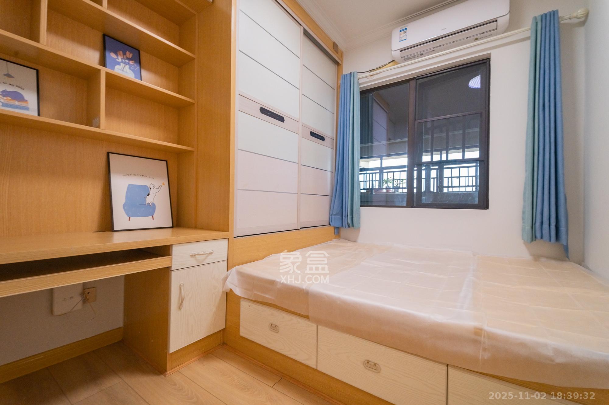 华润置地广场二期  3室2厅2卫    83.8万卧室